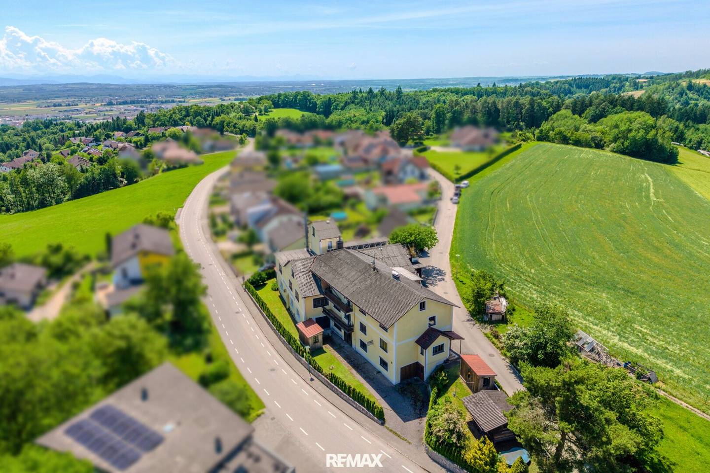 Einfamilienhaus mit Wintergarten Werkstatt und vier Garagen