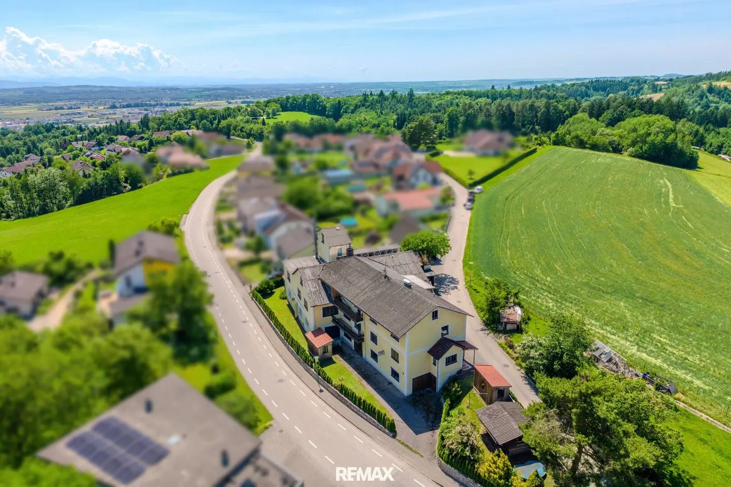 Einfamilienhaus mit Wintergarten Werkstatt und vier Garagen