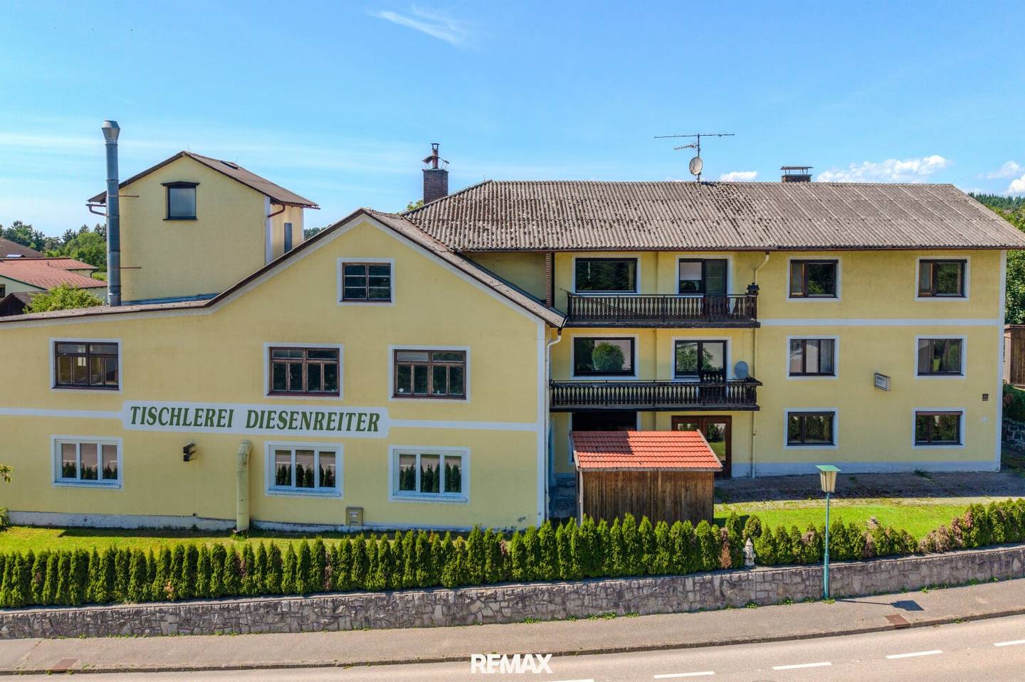 Einfamilienhaus mit großer Werkstatt und vier Garagen