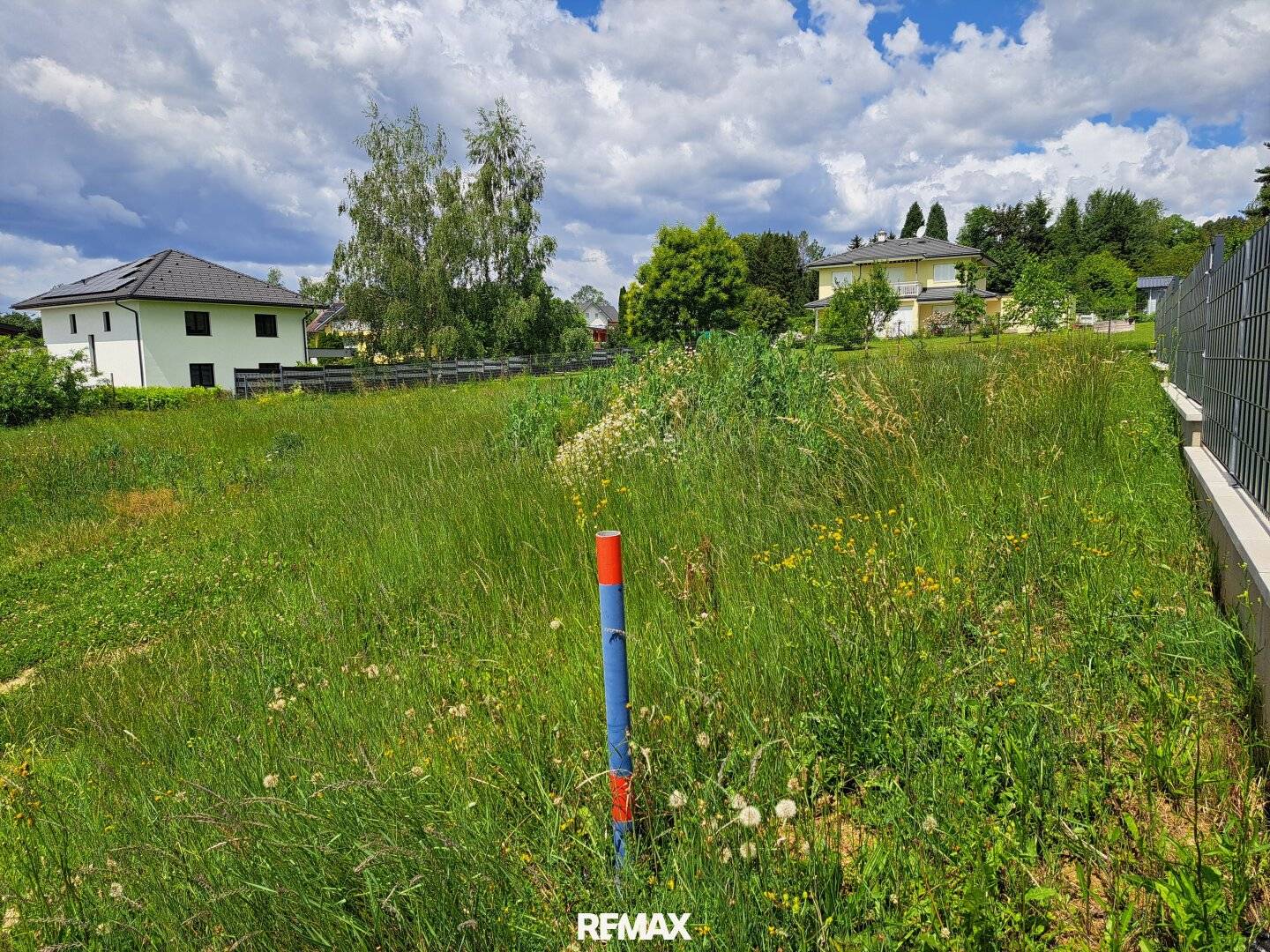 Sonniges Baugrundstück mit voller Erschließung in ruhiger Lage