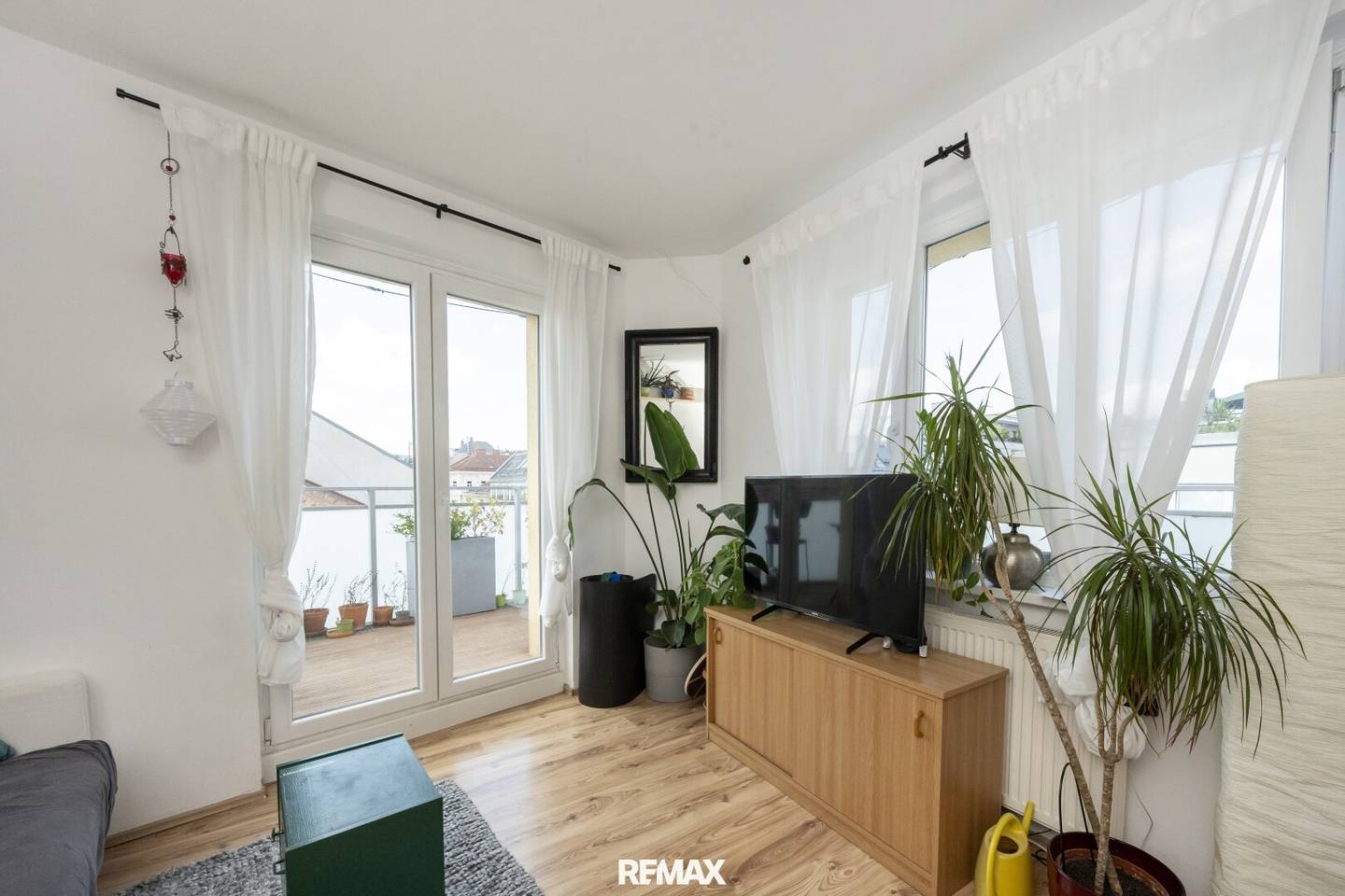 Helle Dachgeschosswohnung mit umlaufender Terrasse in Hernals