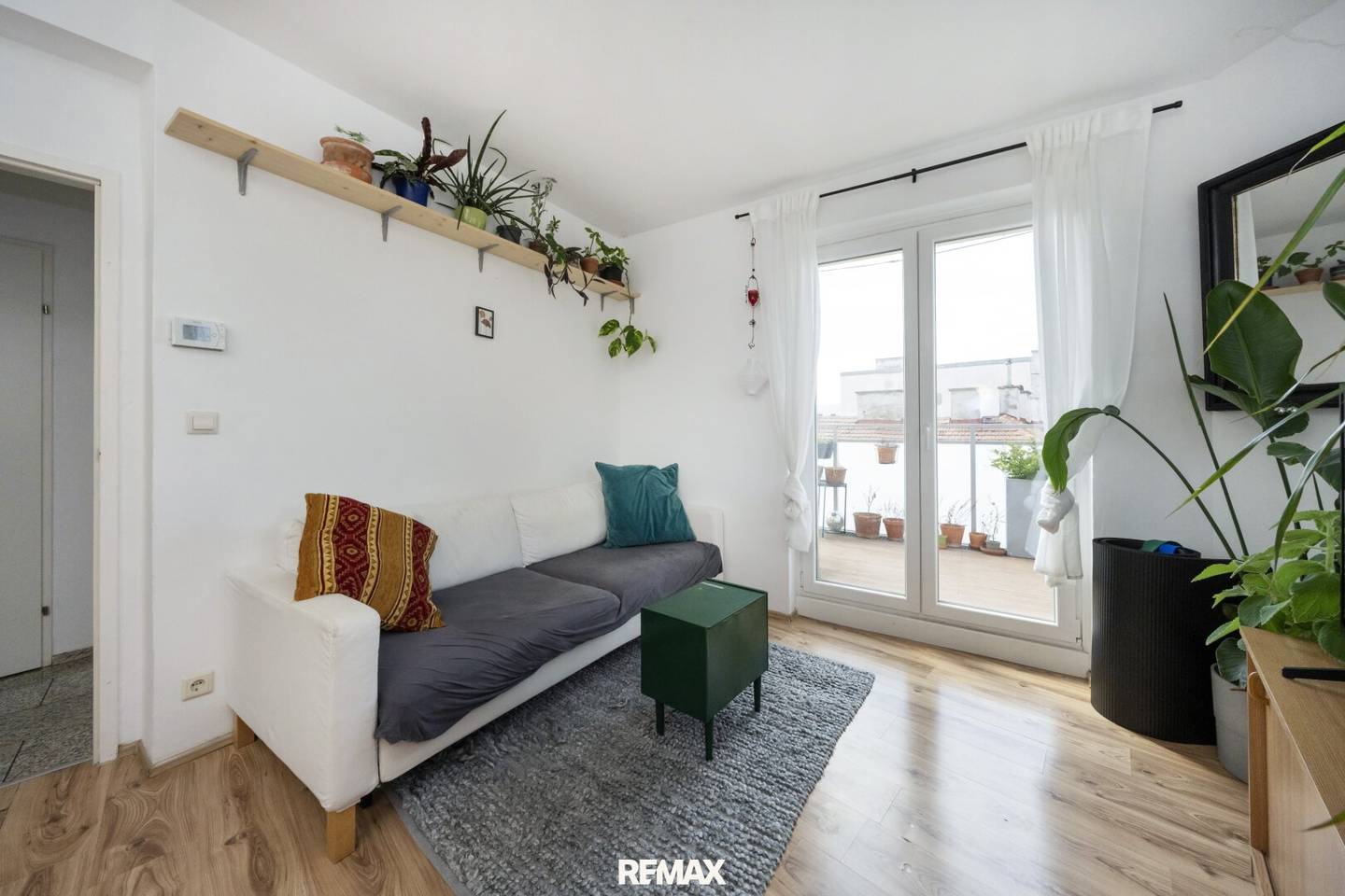 Helle Dachgeschosswohnung mit umlaufender Terrasse in Hernals