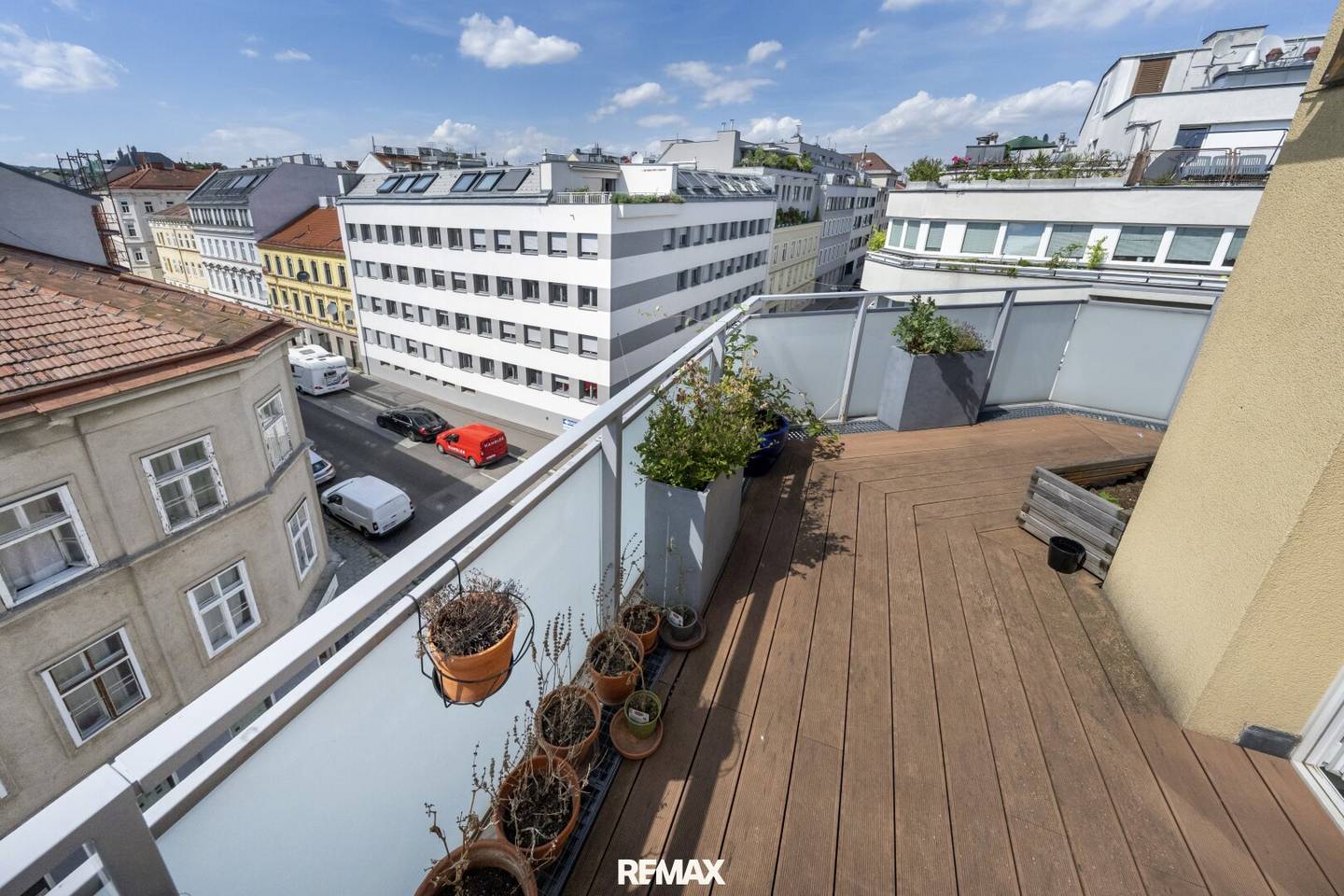Helle Dachgeschosswohnung mit umlaufender Terrasse in Hernals