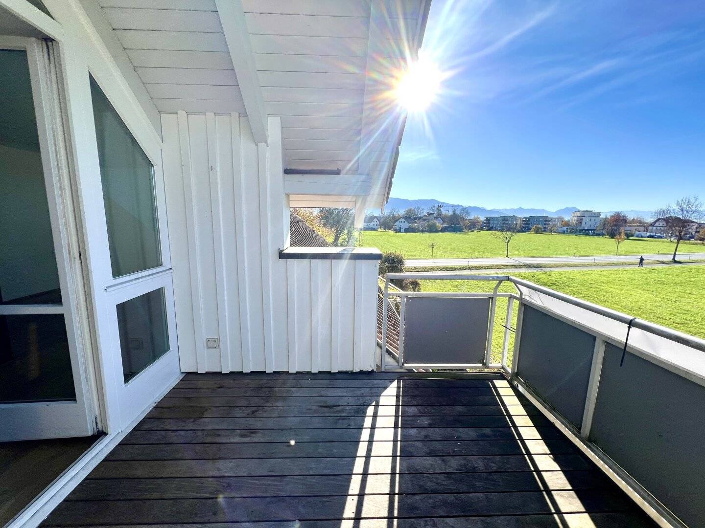 Sonniger Balkon mit Grünblick in Dachgeschosswohnung