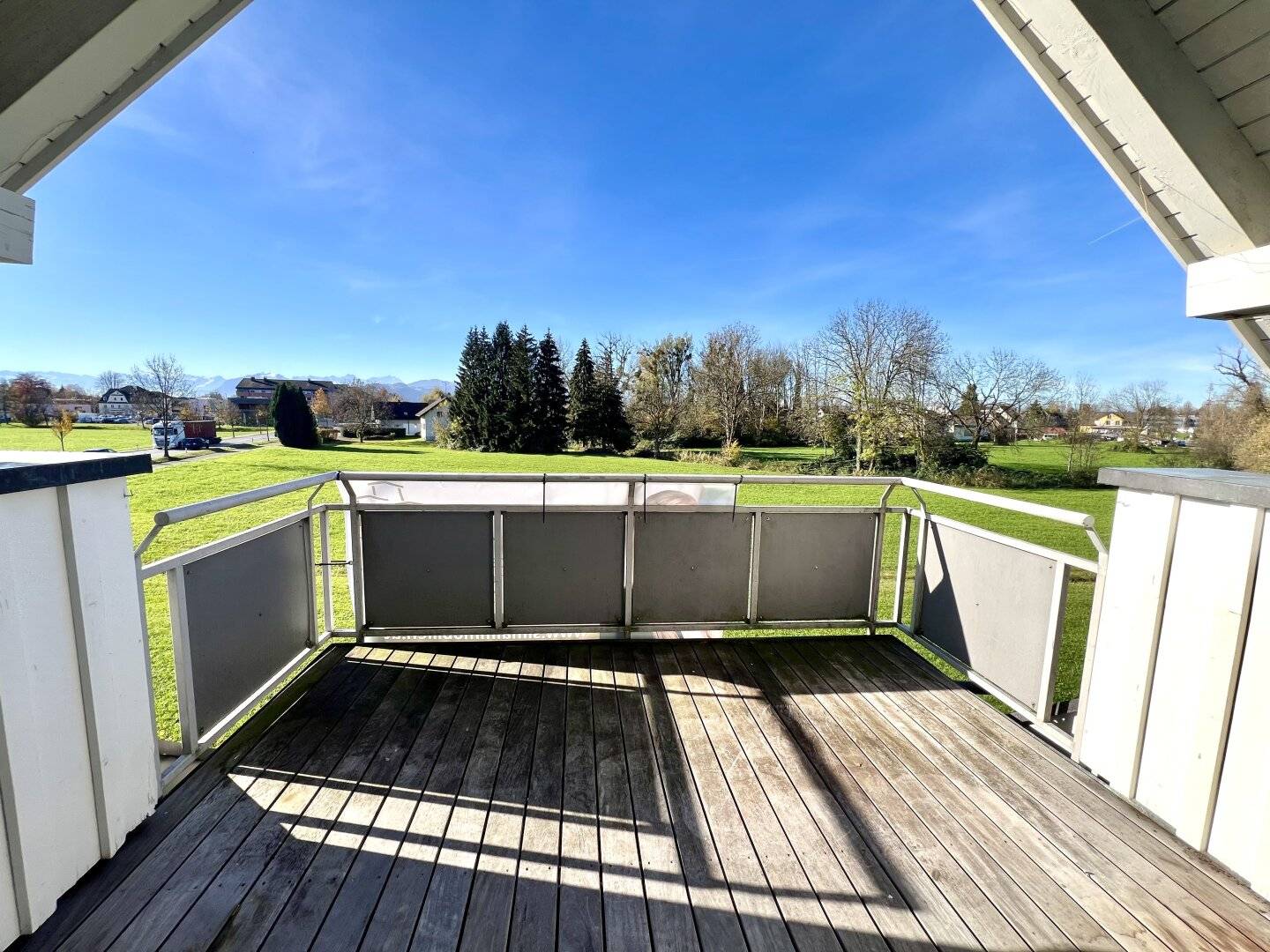 Sonniger Balkon mit Grünblick in Dachgeschosswohnung
