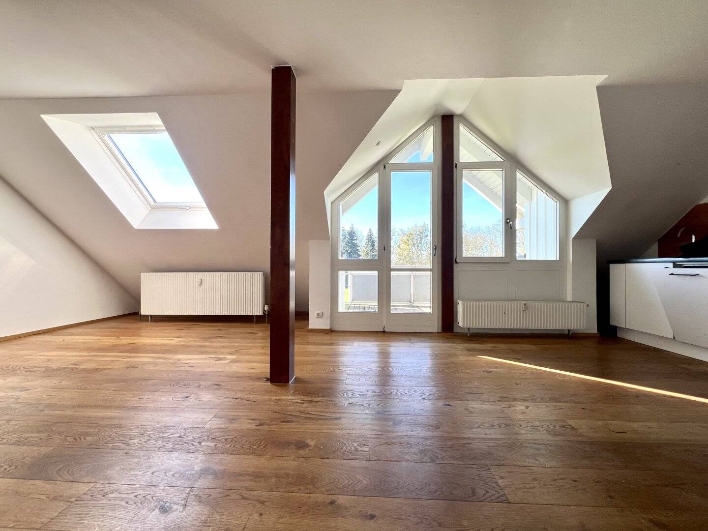 Sonniger Balkon mit Grünblick in Dachgeschosswohnung