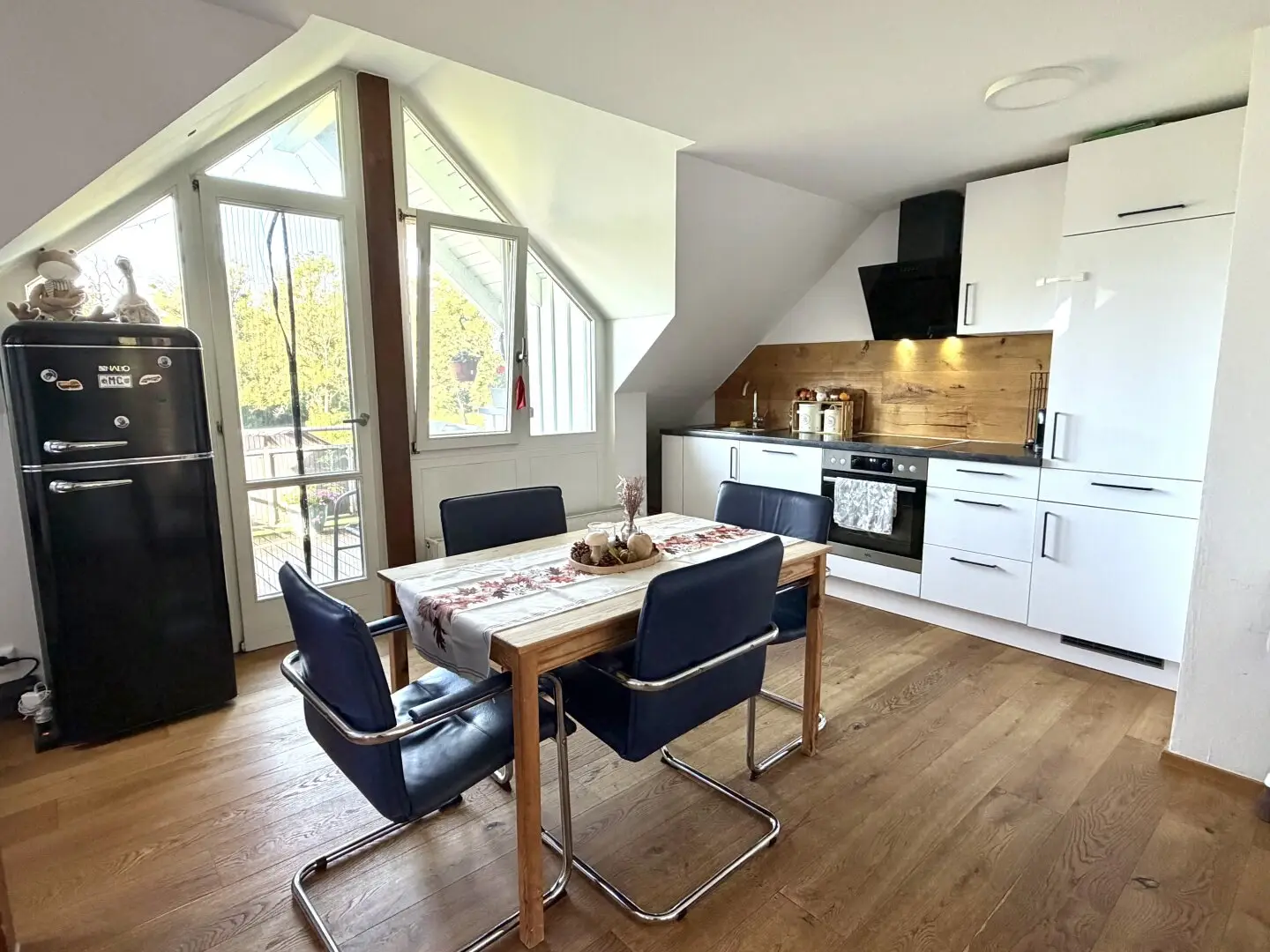 Sonniger Balkon mit Grünblick in Dachgeschosswohnung