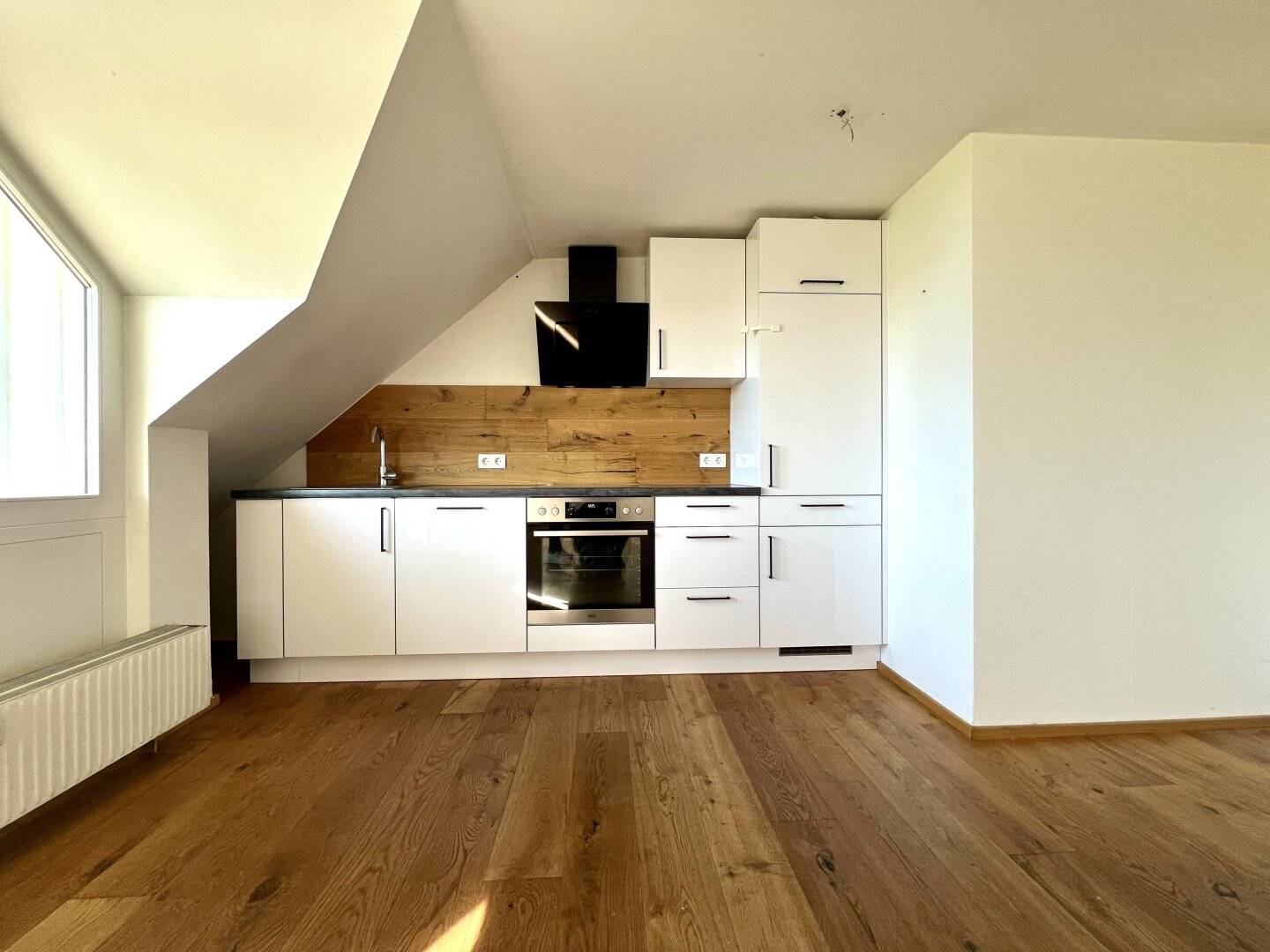 Sonniger Balkon mit Grünblick in Dachgeschosswohnung