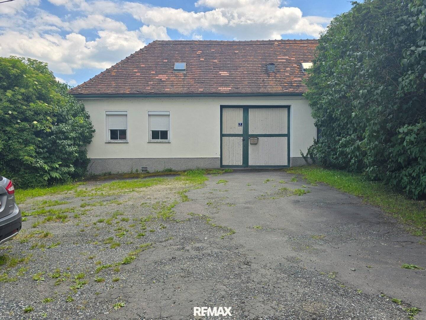 Einfamilienhaus mit großem Stadel und Innenhof in ruhiger Lage