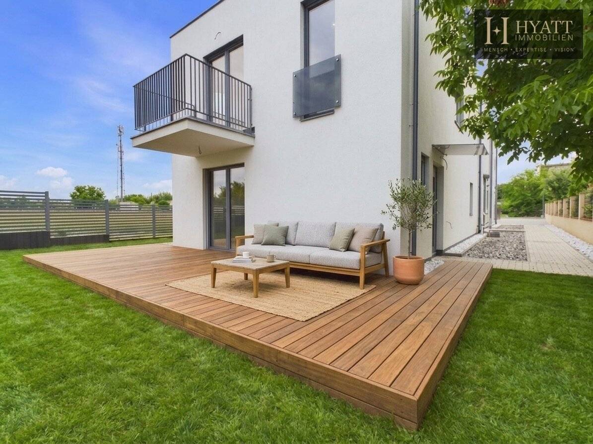 Bright semi-detached house with garden and terrace