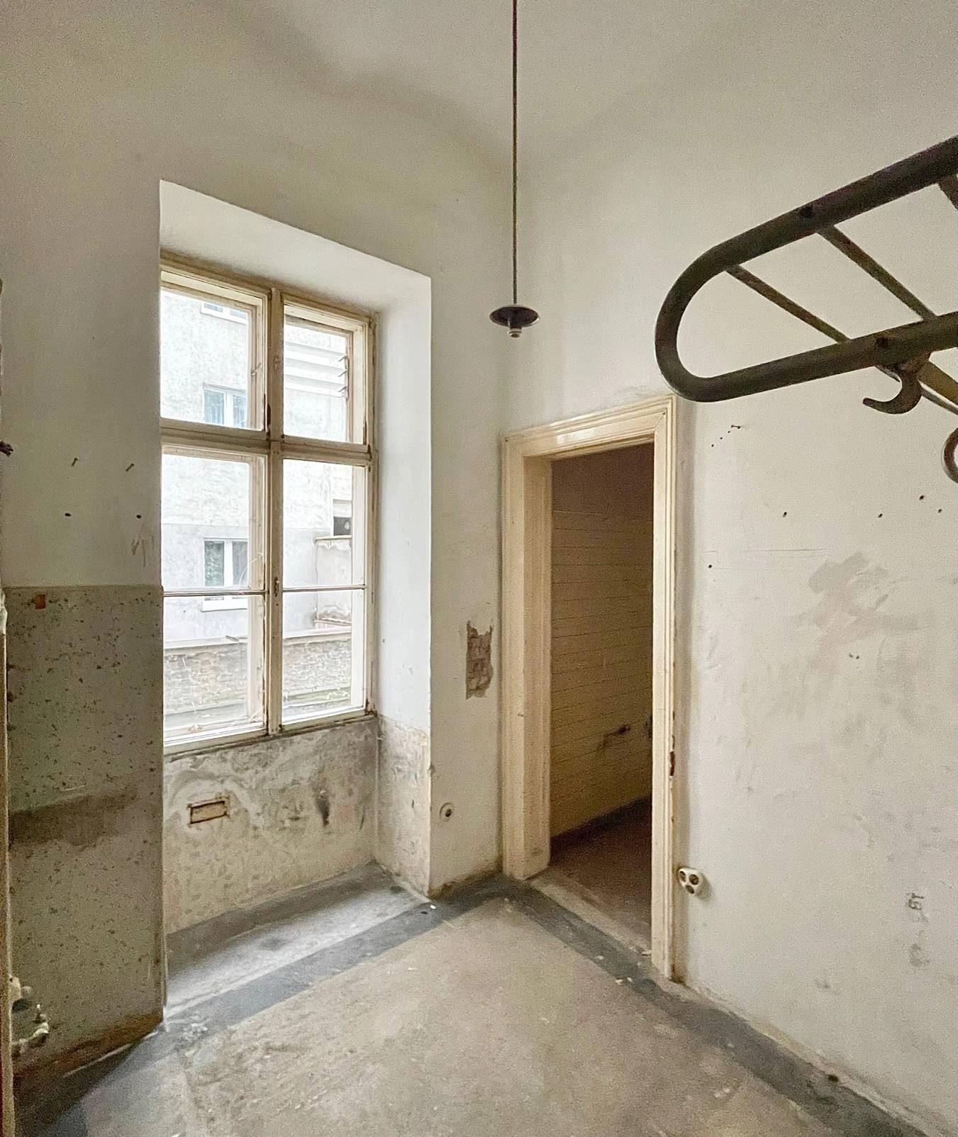 Altbau Apartment with Private Courtyard in Prime Location