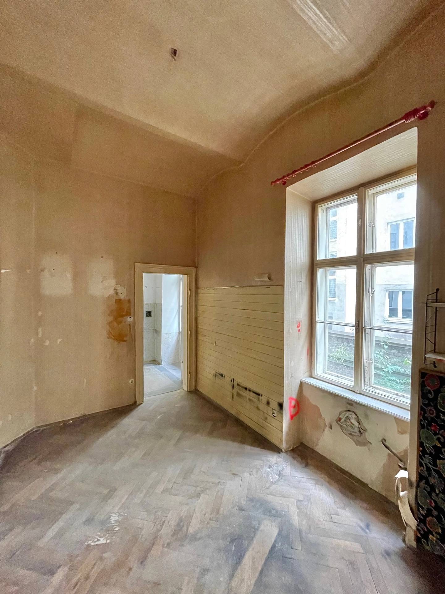 Altbau Apartment with Private Courtyard in Prime Location