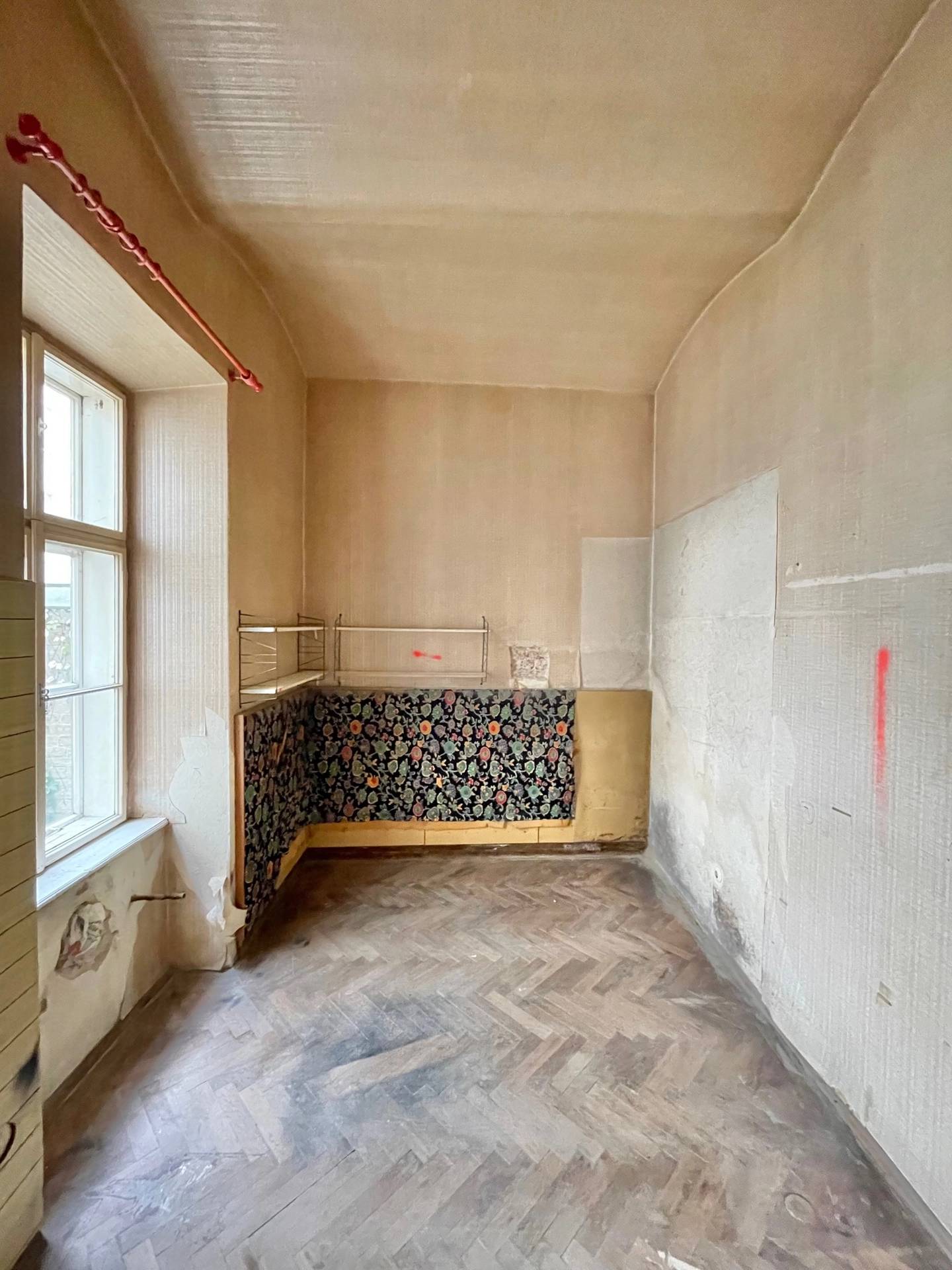 Altbau Apartment with Private Courtyard in Prime Location