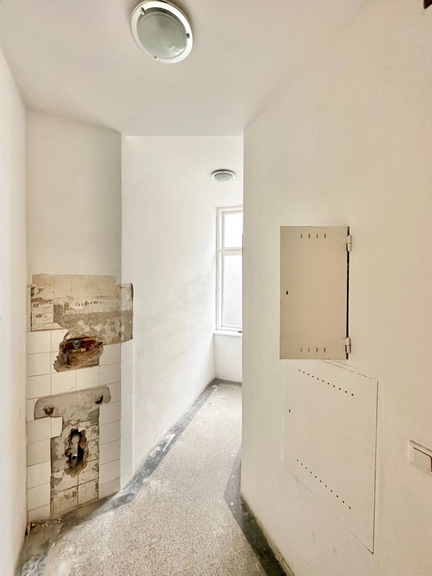 Altbau Apartment with Private Courtyard in Prime Location