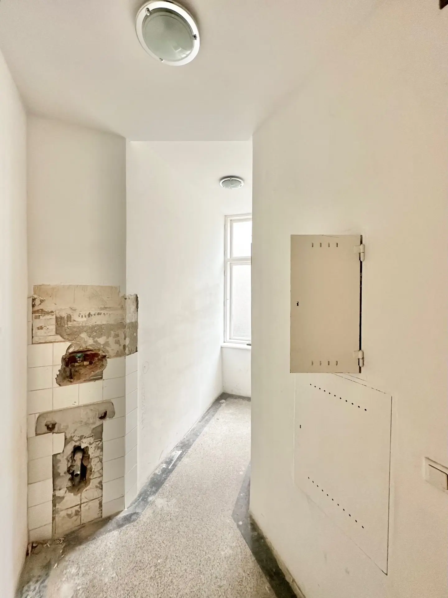 Altbau Apartment with Private Courtyard in Prime Location