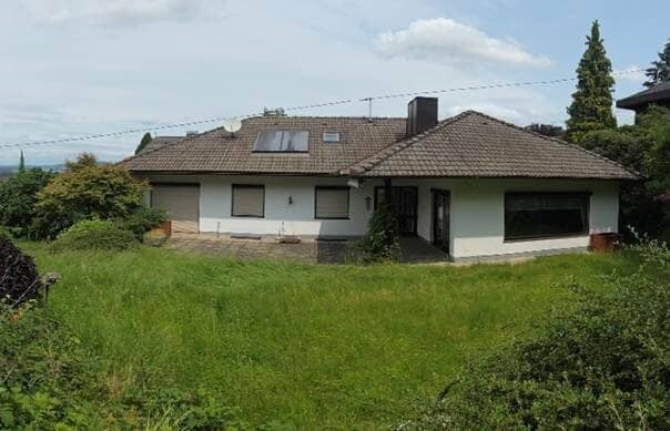 Großzügiges Haus mit Terrasse und Fernblick