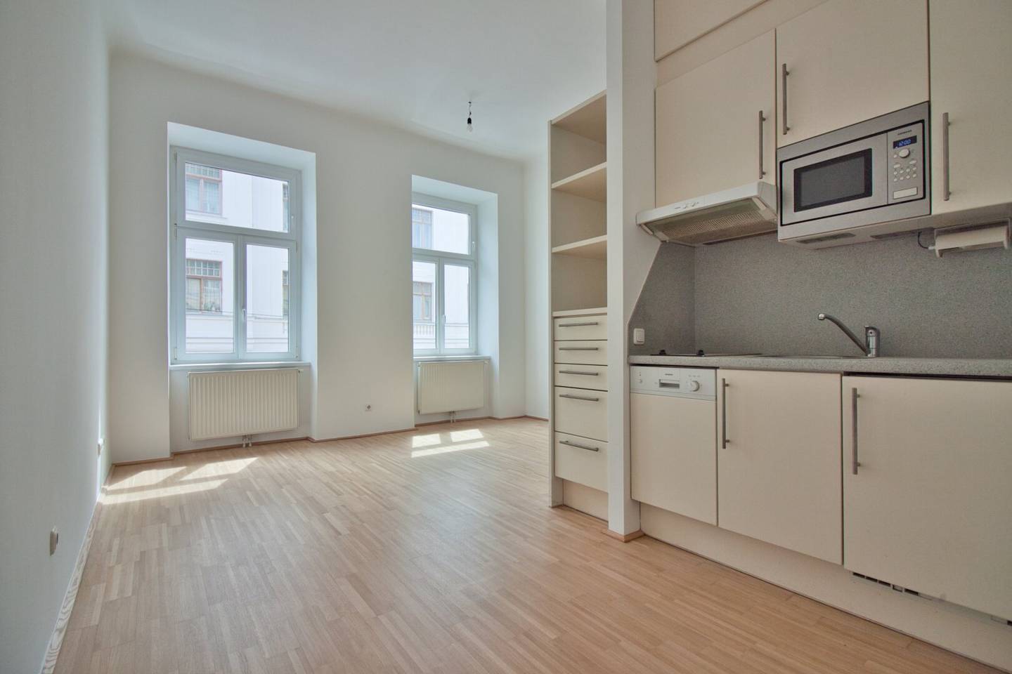 Bright Altbau apartment with separated sleeping nook and elevator in Meidling
