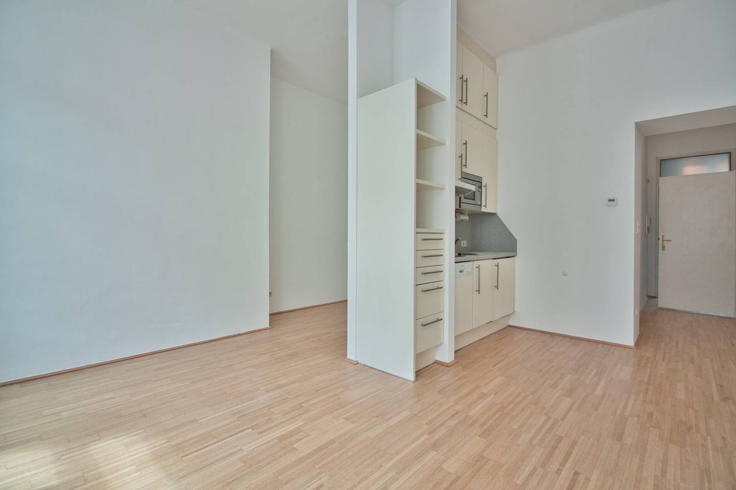 Bright Altbau apartment with separated sleeping nook and elevator in Meidling