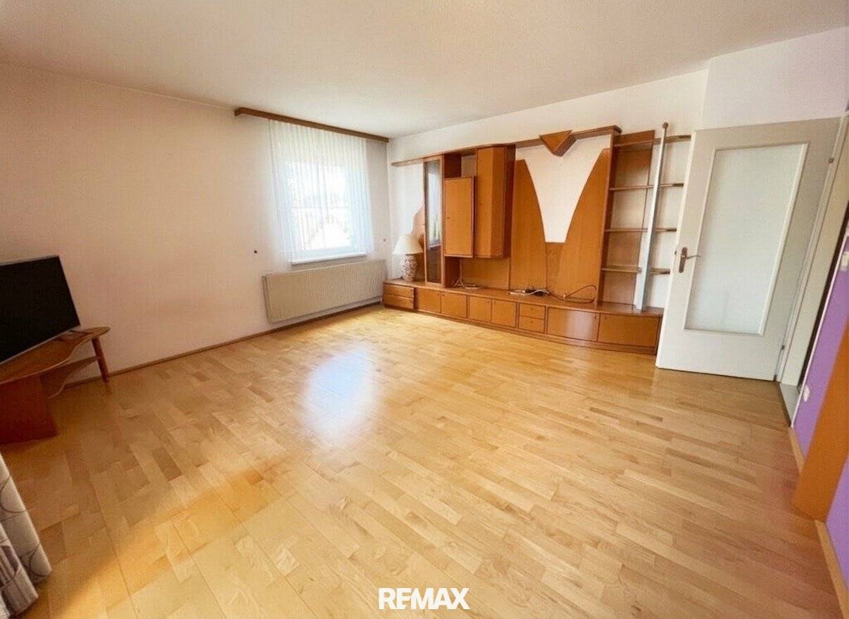 Helle 3 Zimmer Wohnung mit Loggia und Tiefgaragenplatz