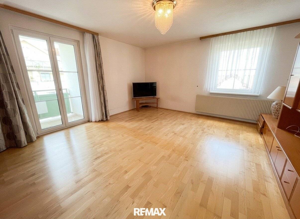 Helle 3 Zimmer Wohnung mit Loggia und Tiefgaragenplatz