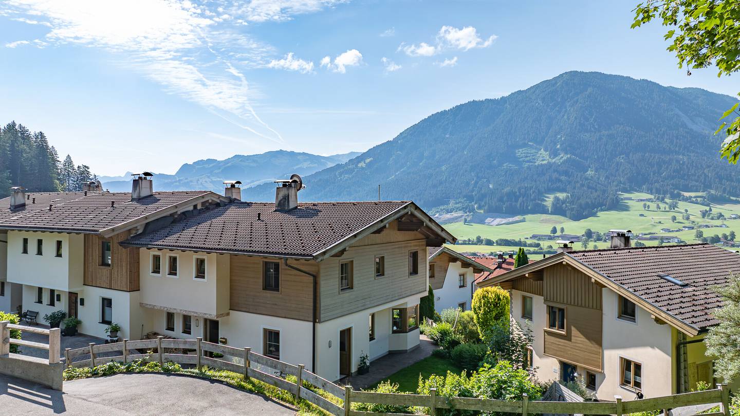 Eckreihenhaus mit Garten und Panorama-Bergblick
