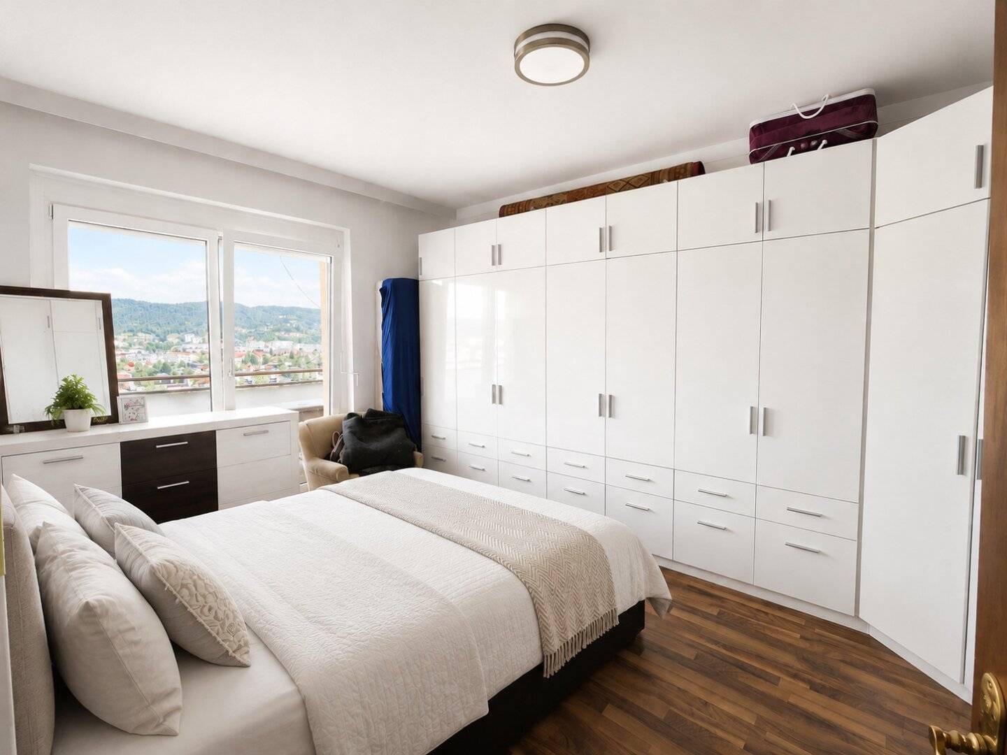Bright Apartment with Loggia and Balcony in Graz