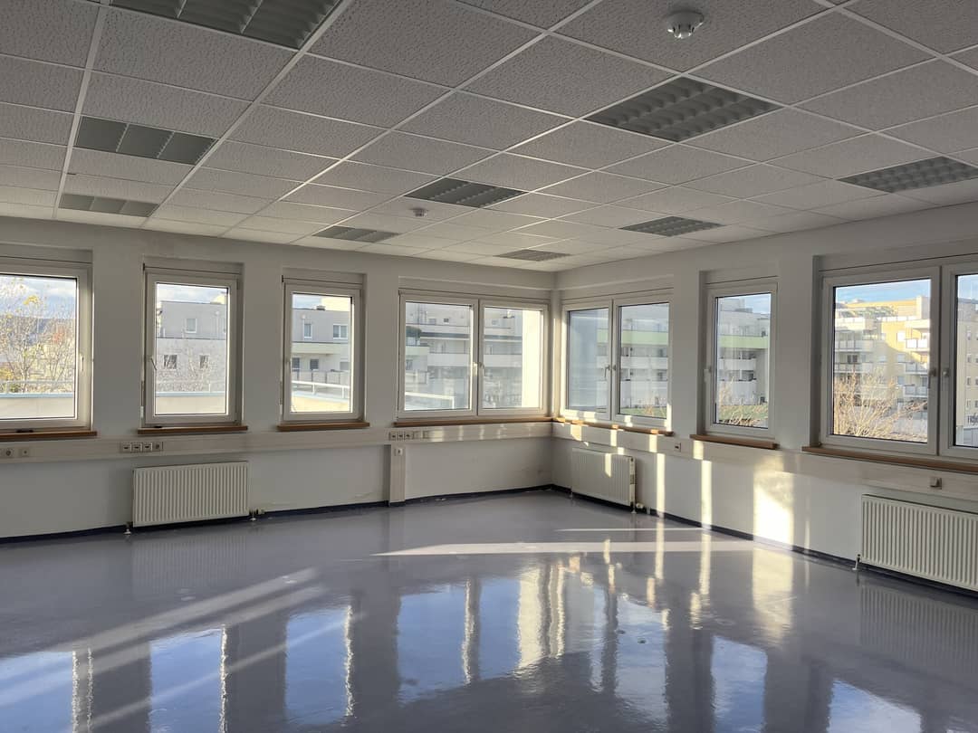 Bürofläche mit Aufzug und Cafeteria im Industriegebiet