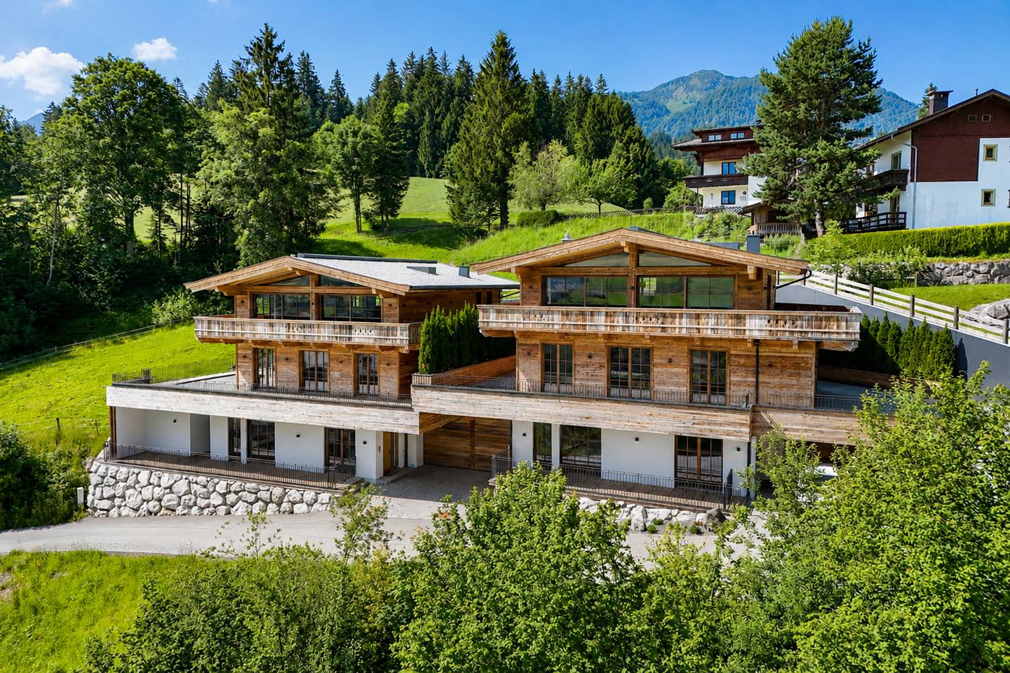 Modernes Chalet mit Panoramablick und Außenpool