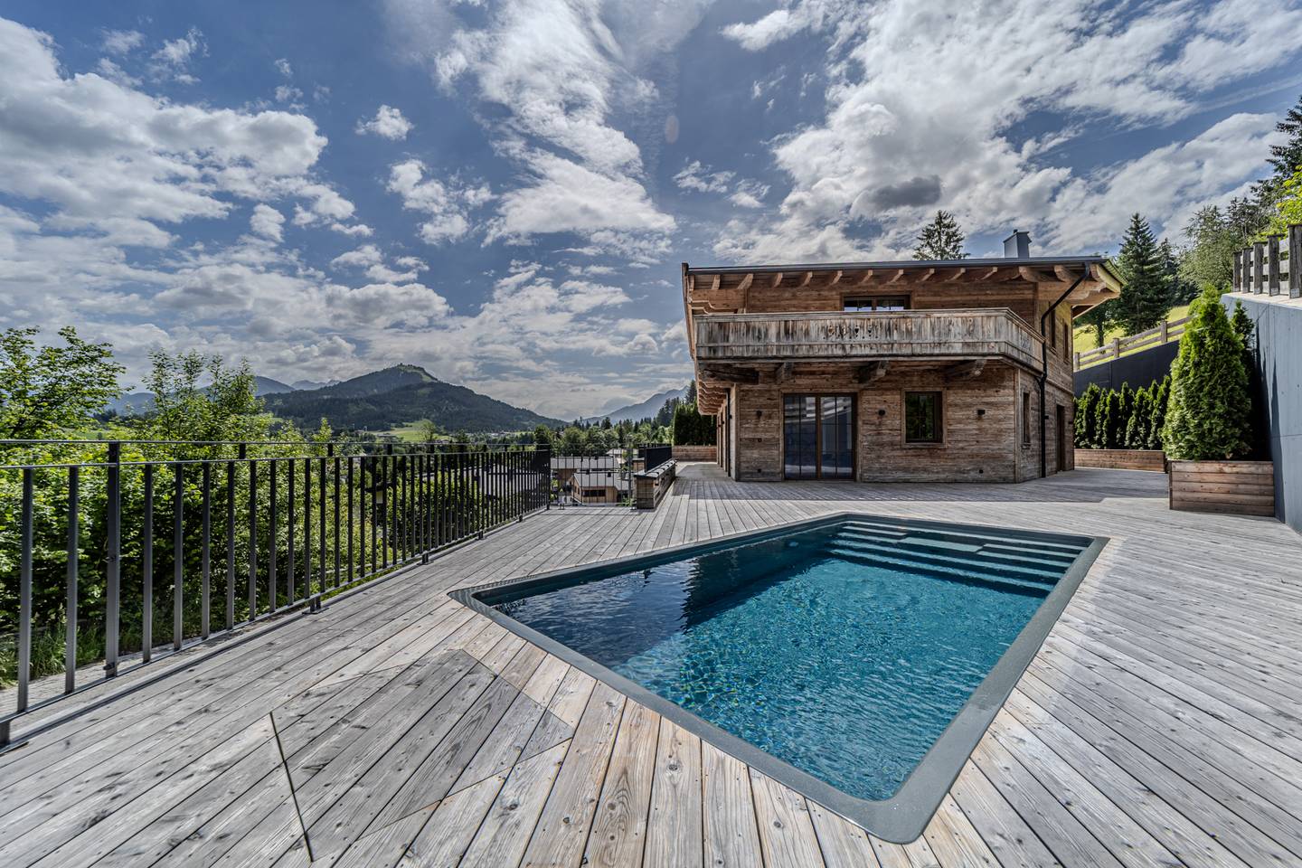 Modernes Chalet mit Panoramablick und Außenpool