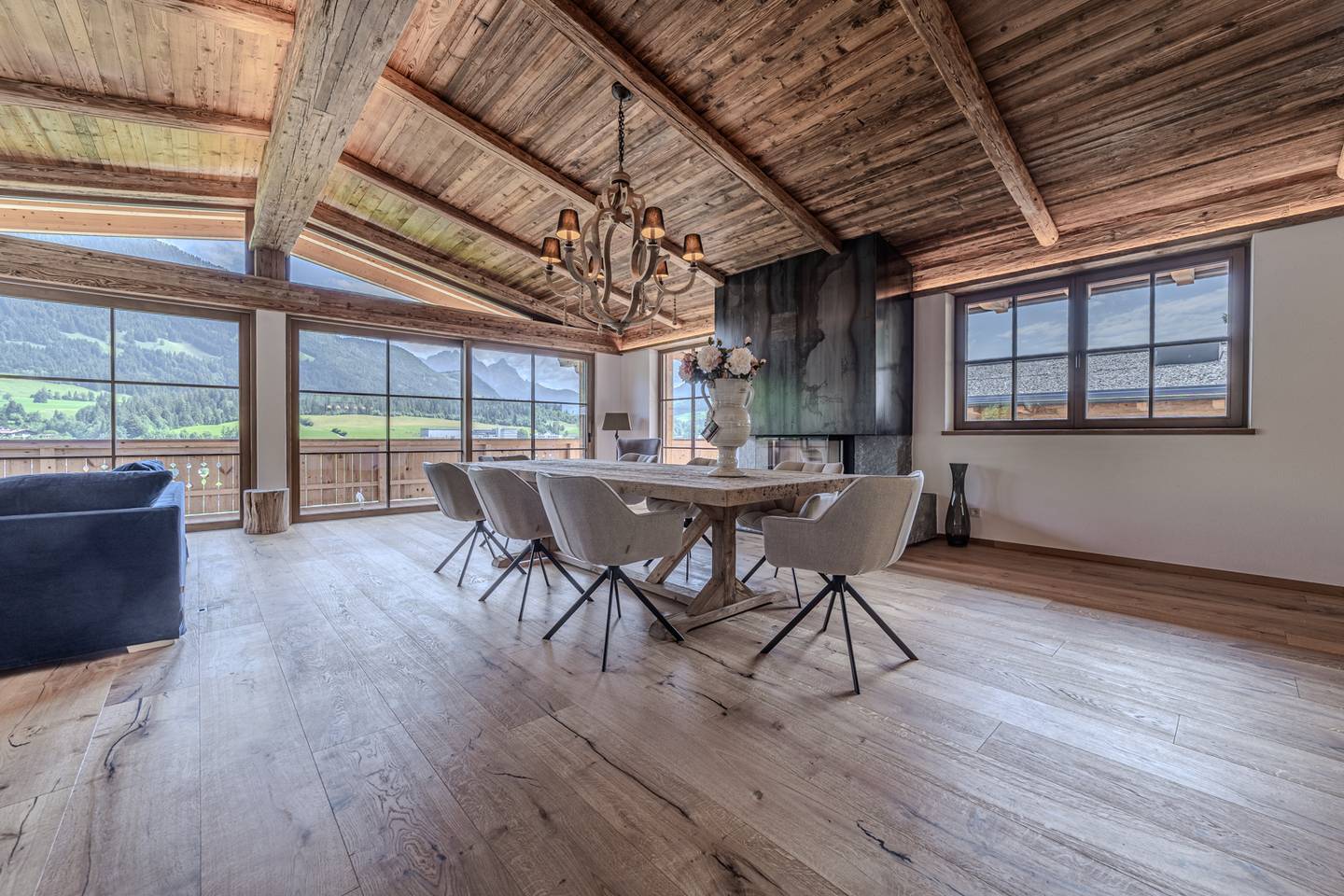 Modernes Chalet mit Panoramablick und Außenpool