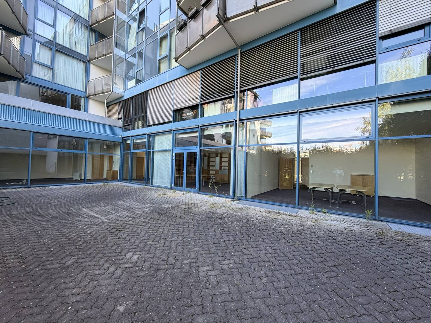 Representative office space with large terrace in high-traffic location