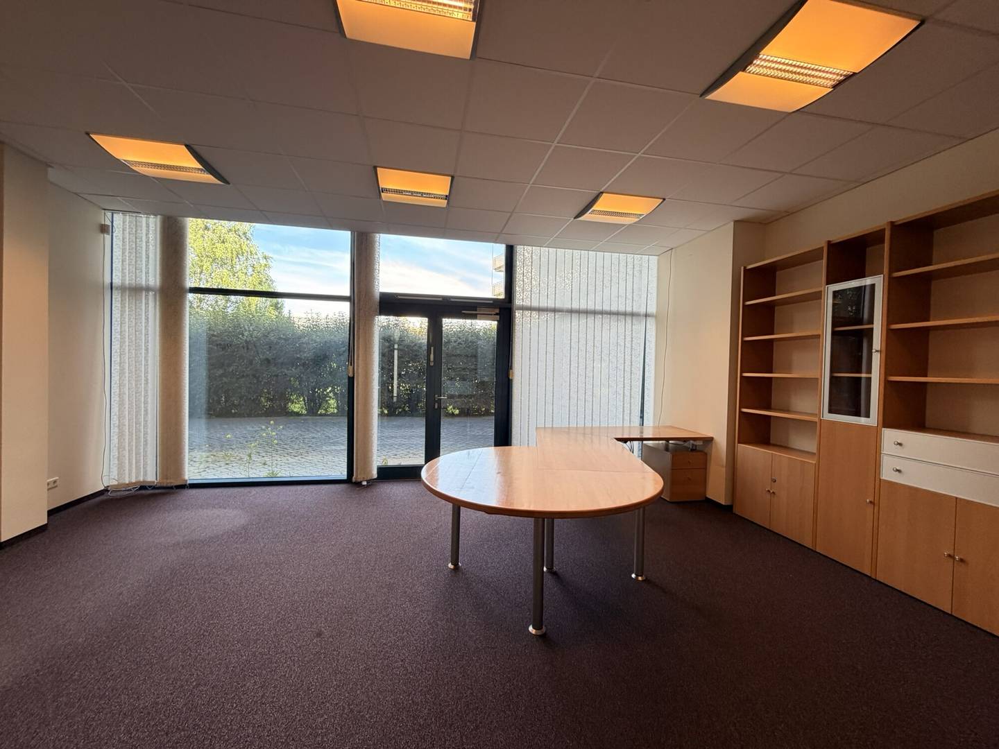 Representative office space with large terrace in high-traffic location