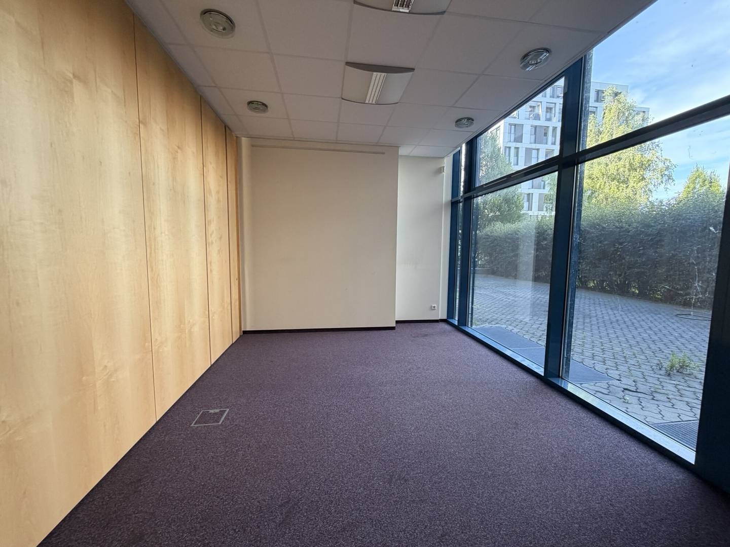 Representative office space with large terrace in high-traffic location