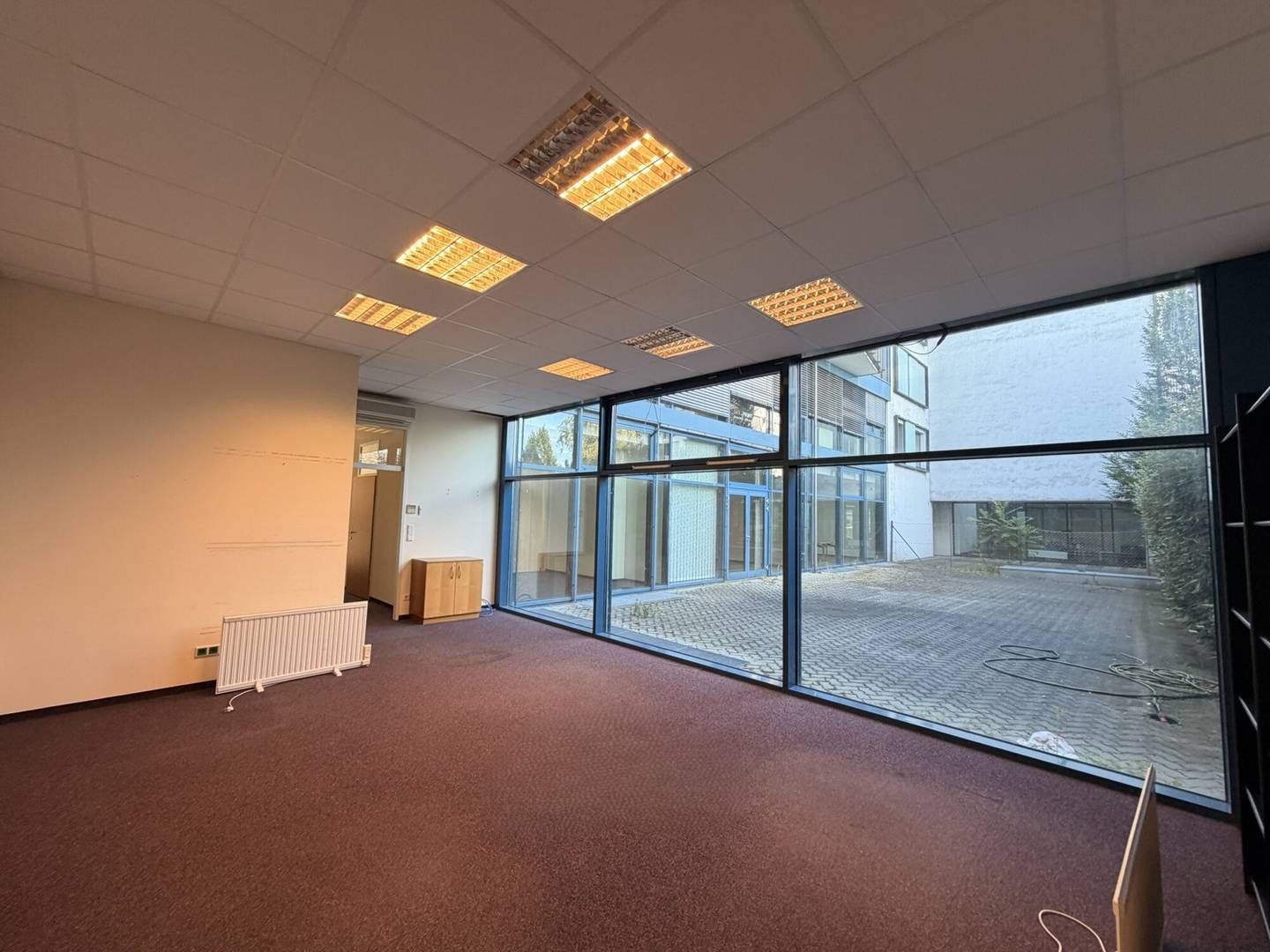 Representative office space with large terrace in high-traffic location