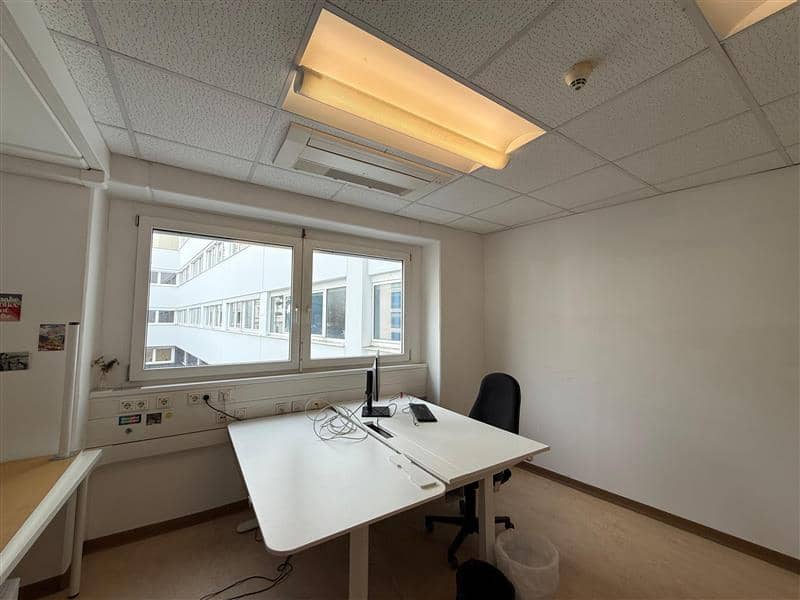 Modernes Büro mit Klimaanlage und Aufzug