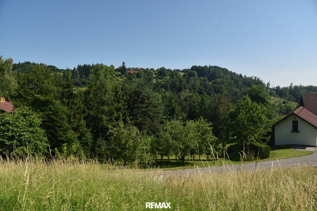 Ruhiges Hanggrundstück mit Grünblick am Vöcklaberg