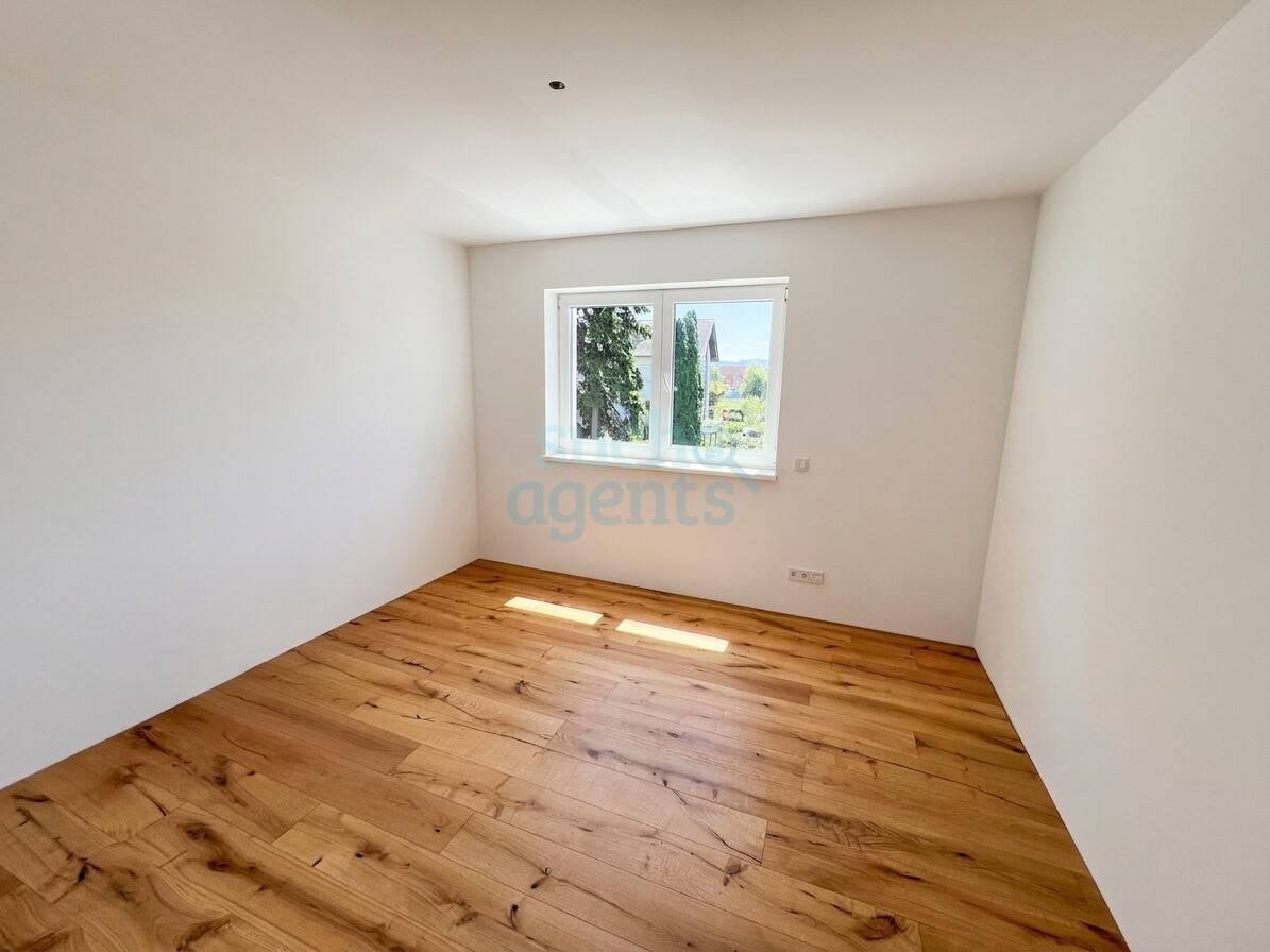 Modernes Einfamilienhaus mit Terrasse und Doppelgarage