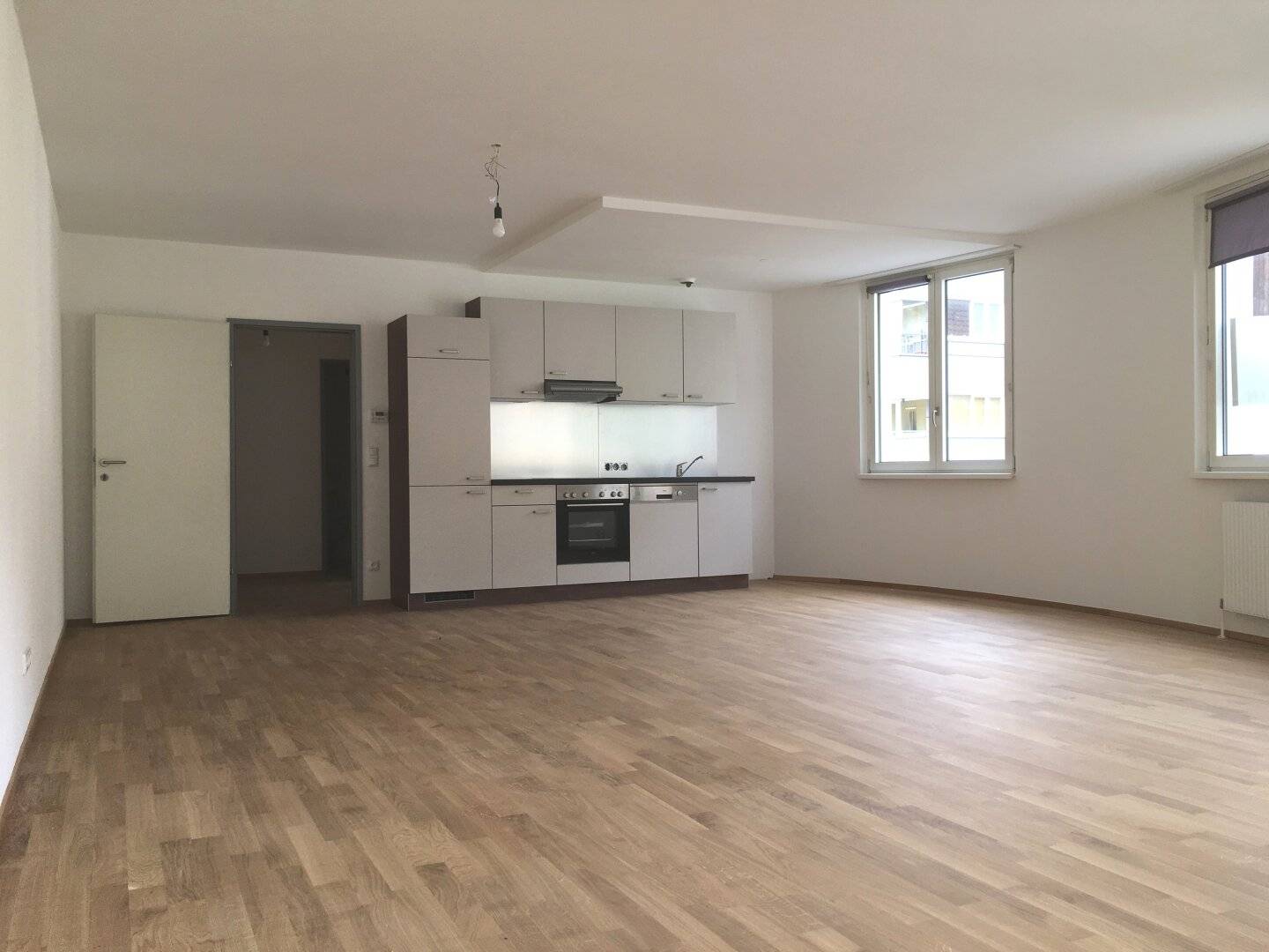 Helle 2-Zimmer-Wohnung mit offener Küche in zentraler Lage