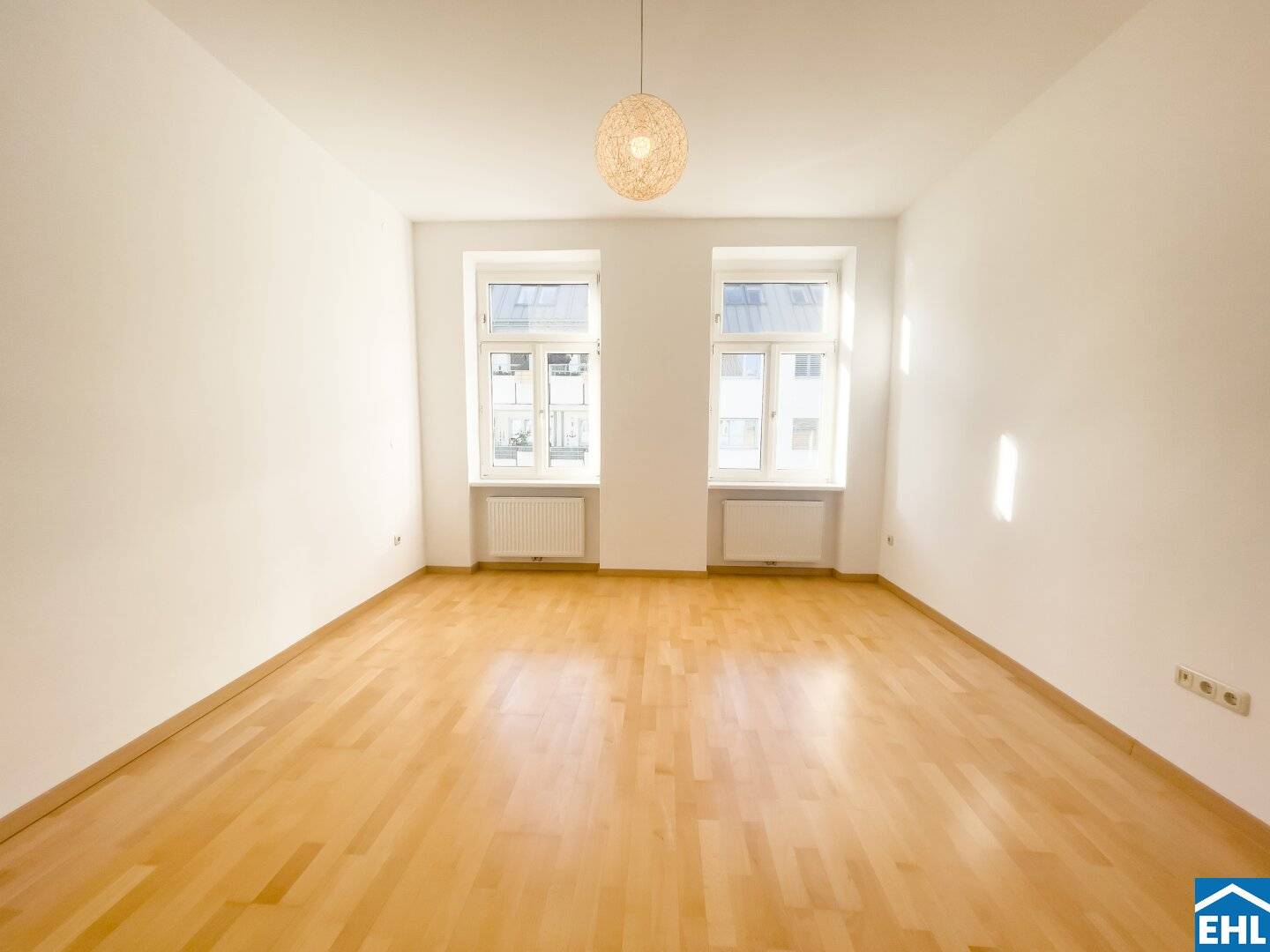 Characterful Altbau apartment with southwest orientation and fitted kitchen