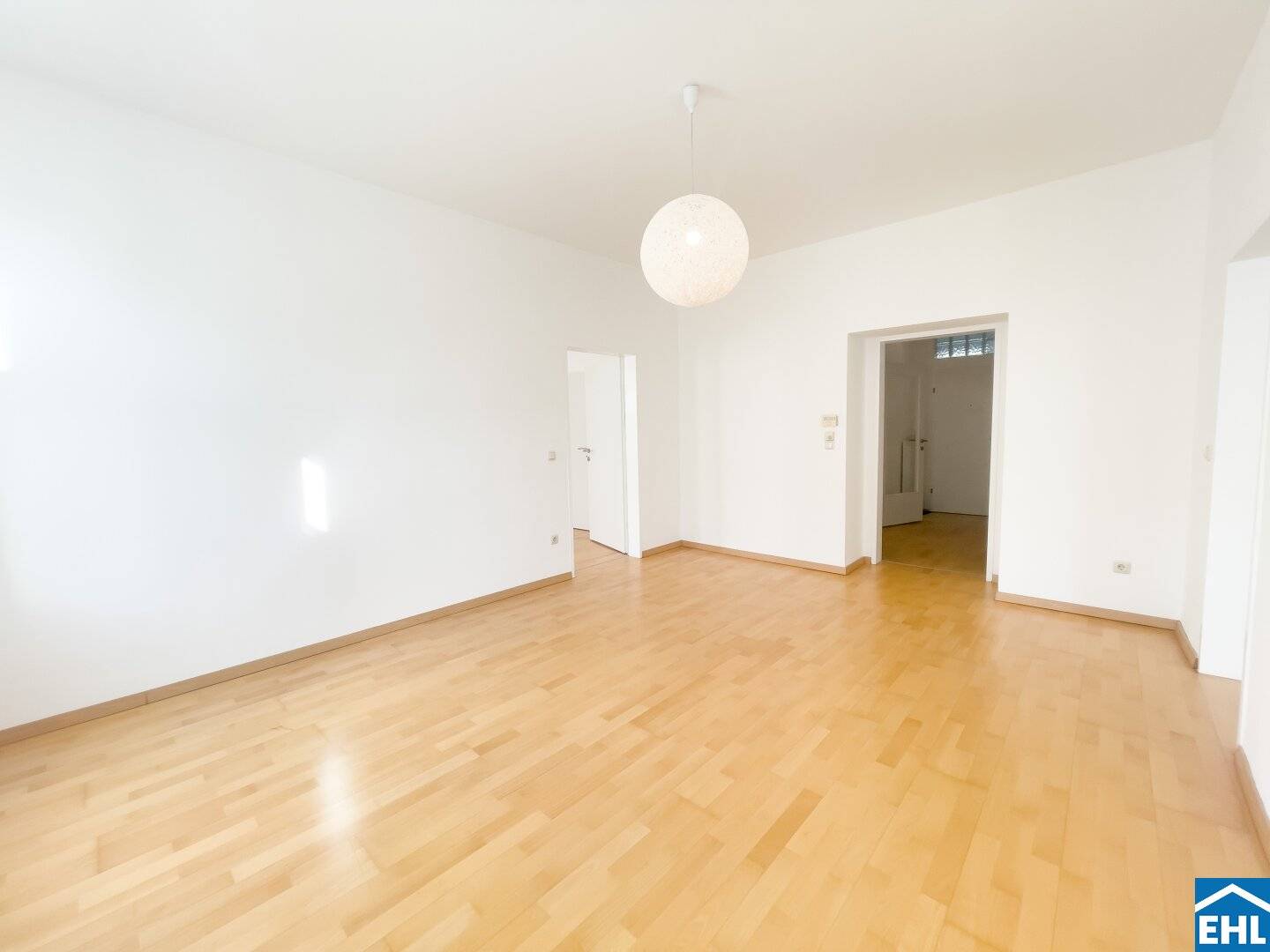 Characterful Altbau apartment with southwest orientation and fitted kitchen