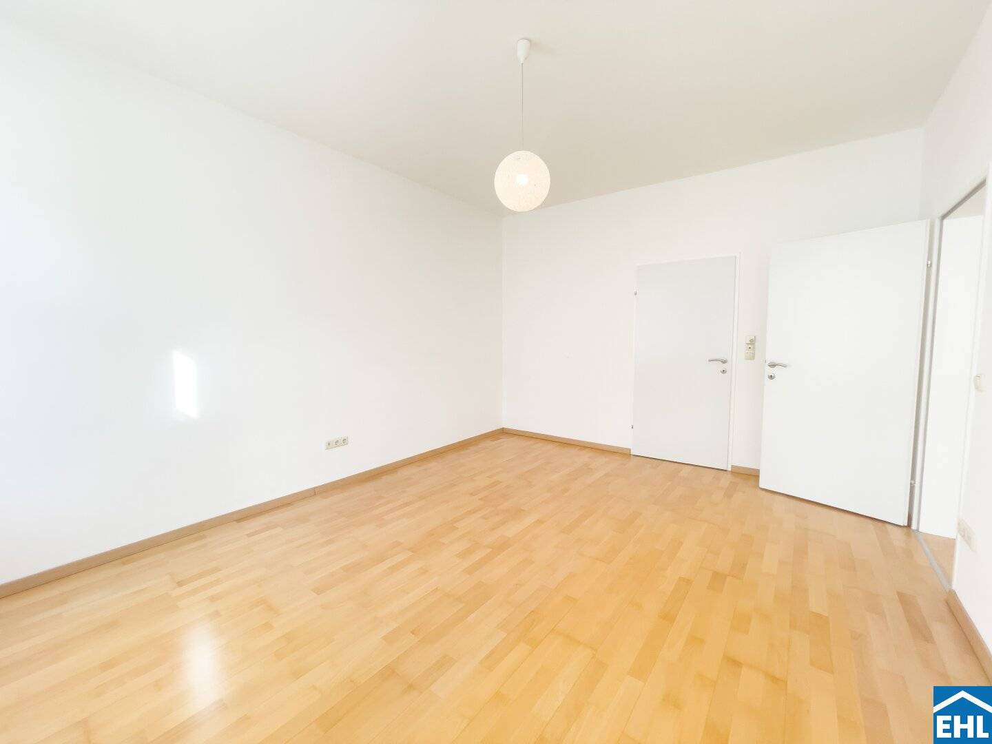 Characterful Altbau apartment with southwest orientation and fitted kitchen