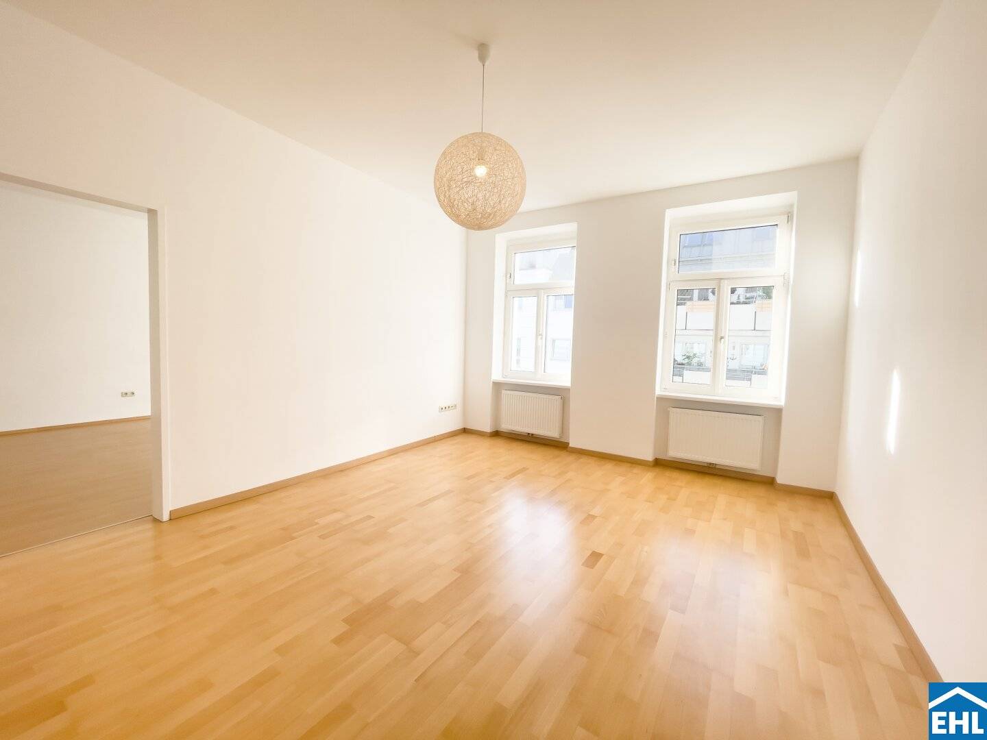 Characterful Altbau apartment with southwest orientation and fitted kitchen