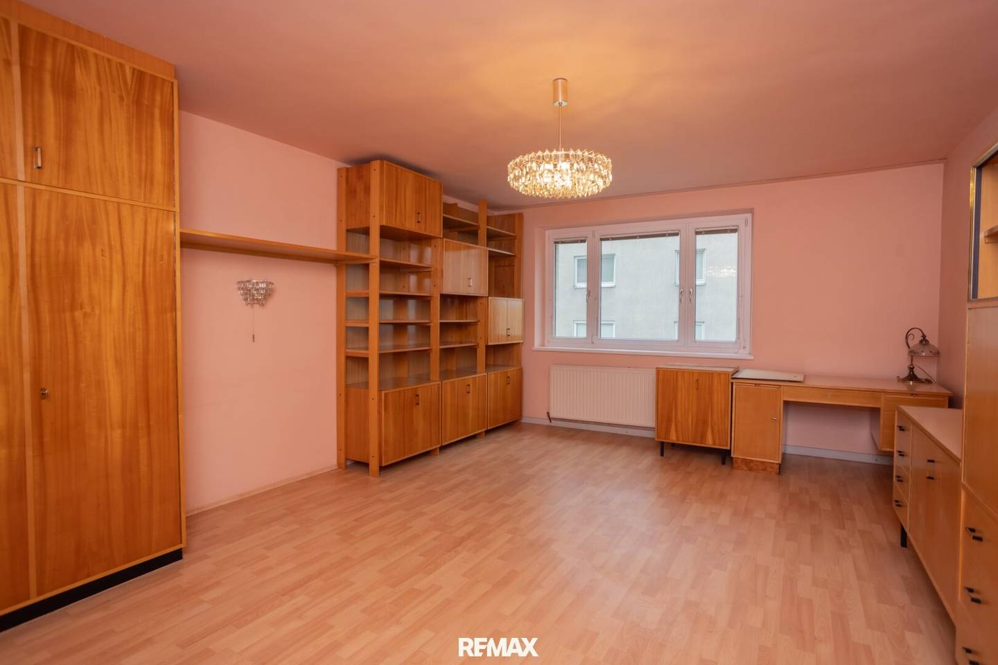 Bright 3-room apartment with elevator and storage room