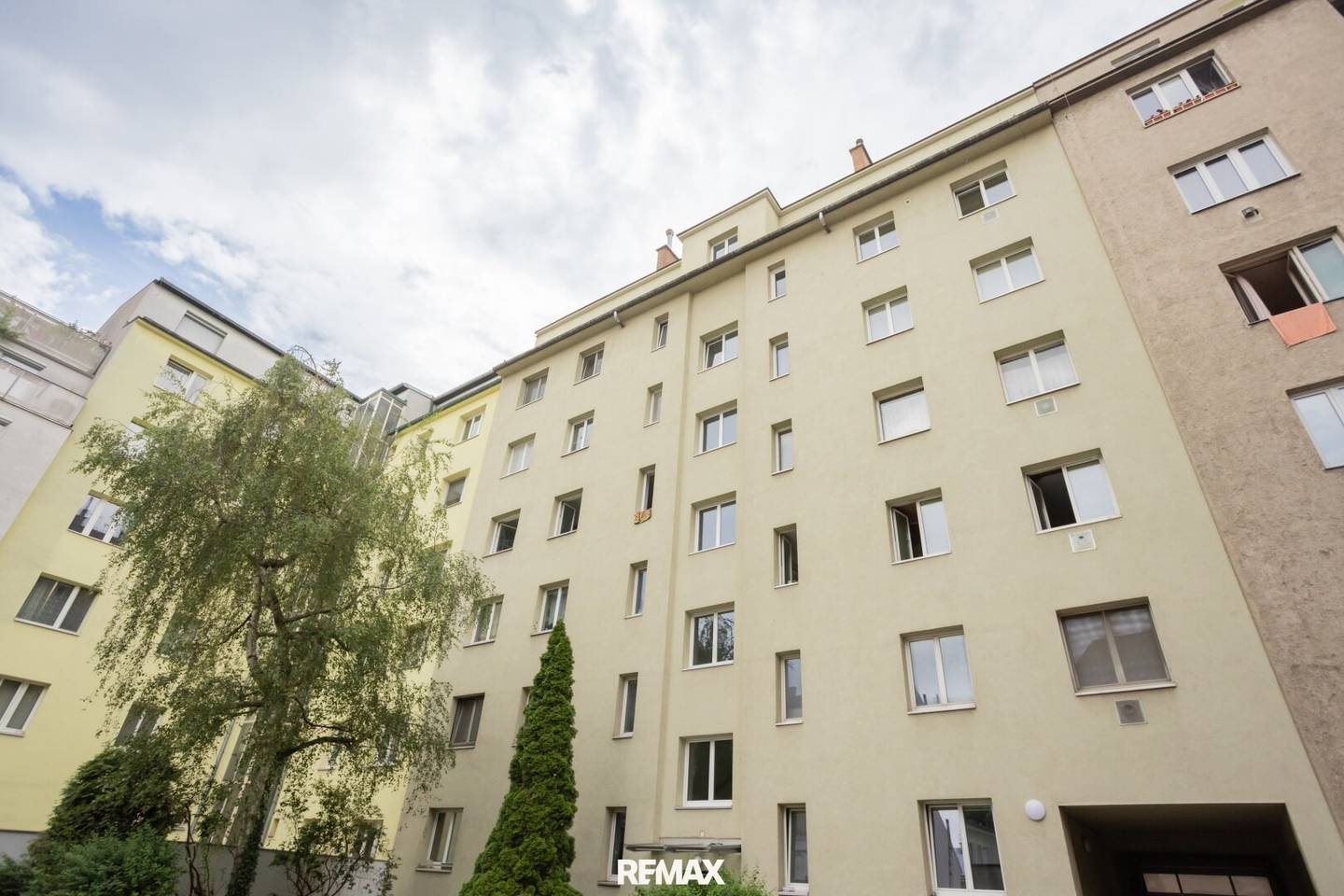 Bright 3-room apartment with elevator and storage room