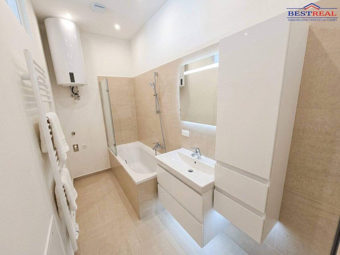 Sanierte Altbauwohnung mit Lift und Fußbodenheizung