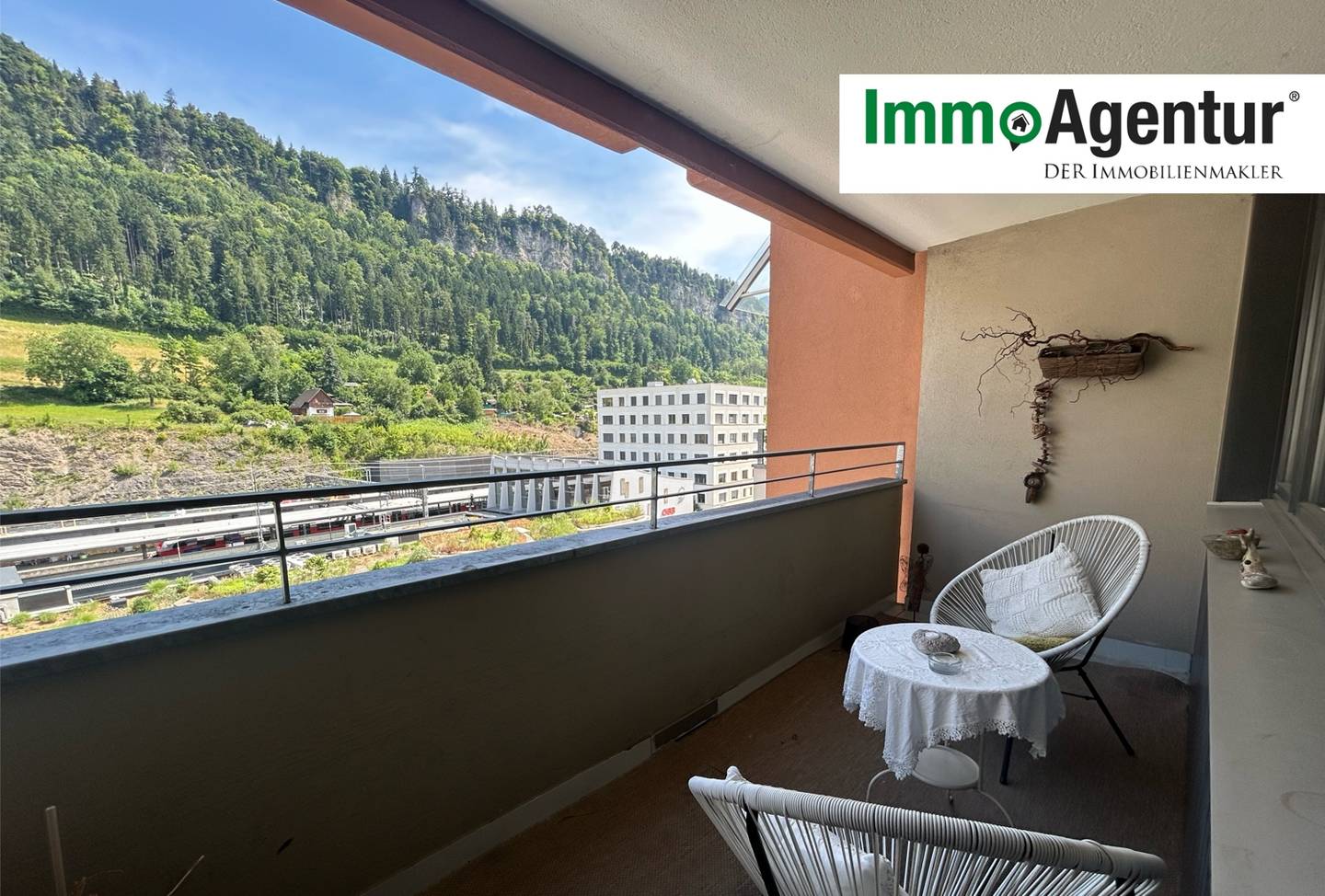 Spacious 3 room apartment with balconies and elevator in central location
