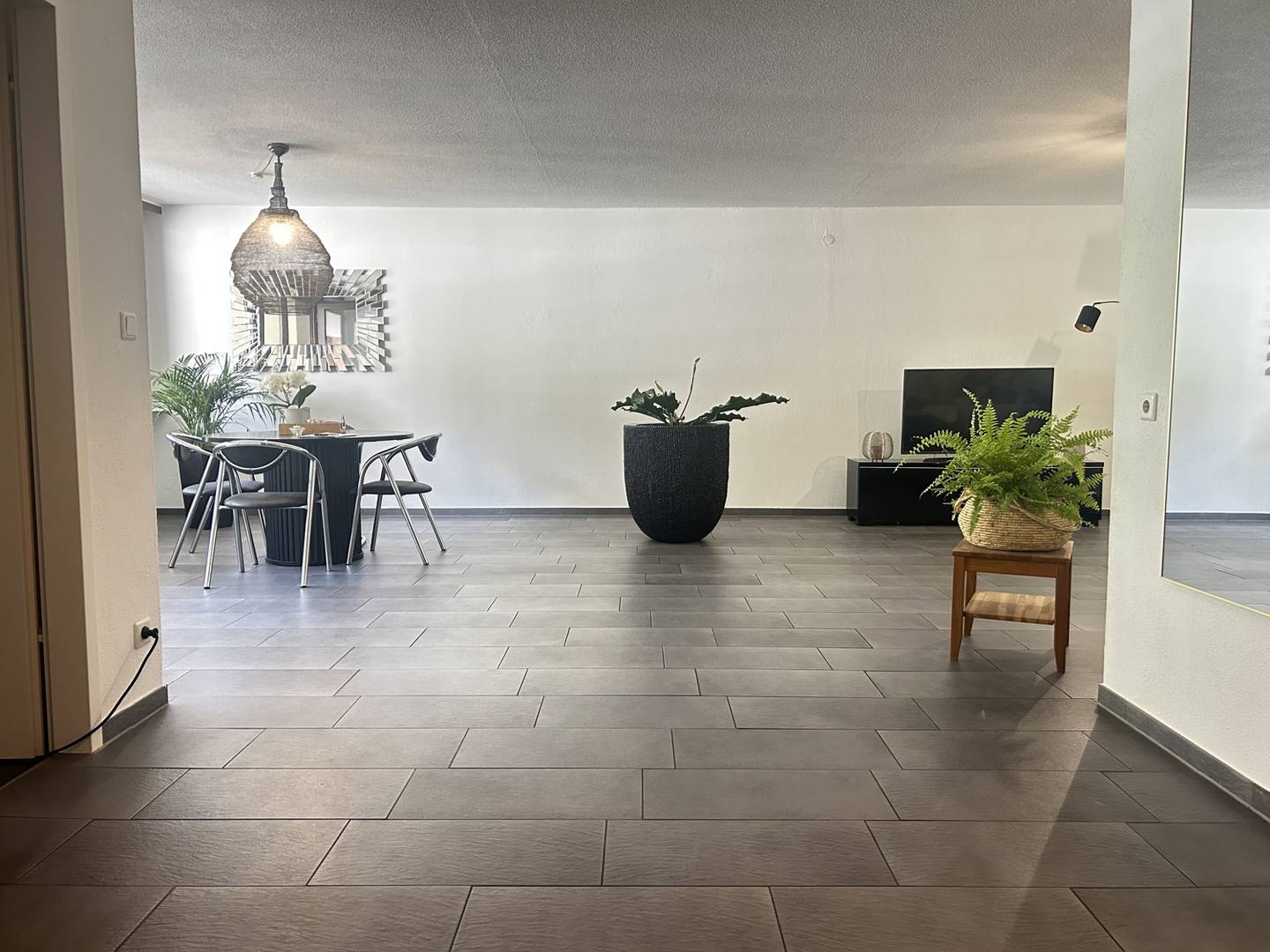 Spacious 3 room apartment with balconies and elevator in central location