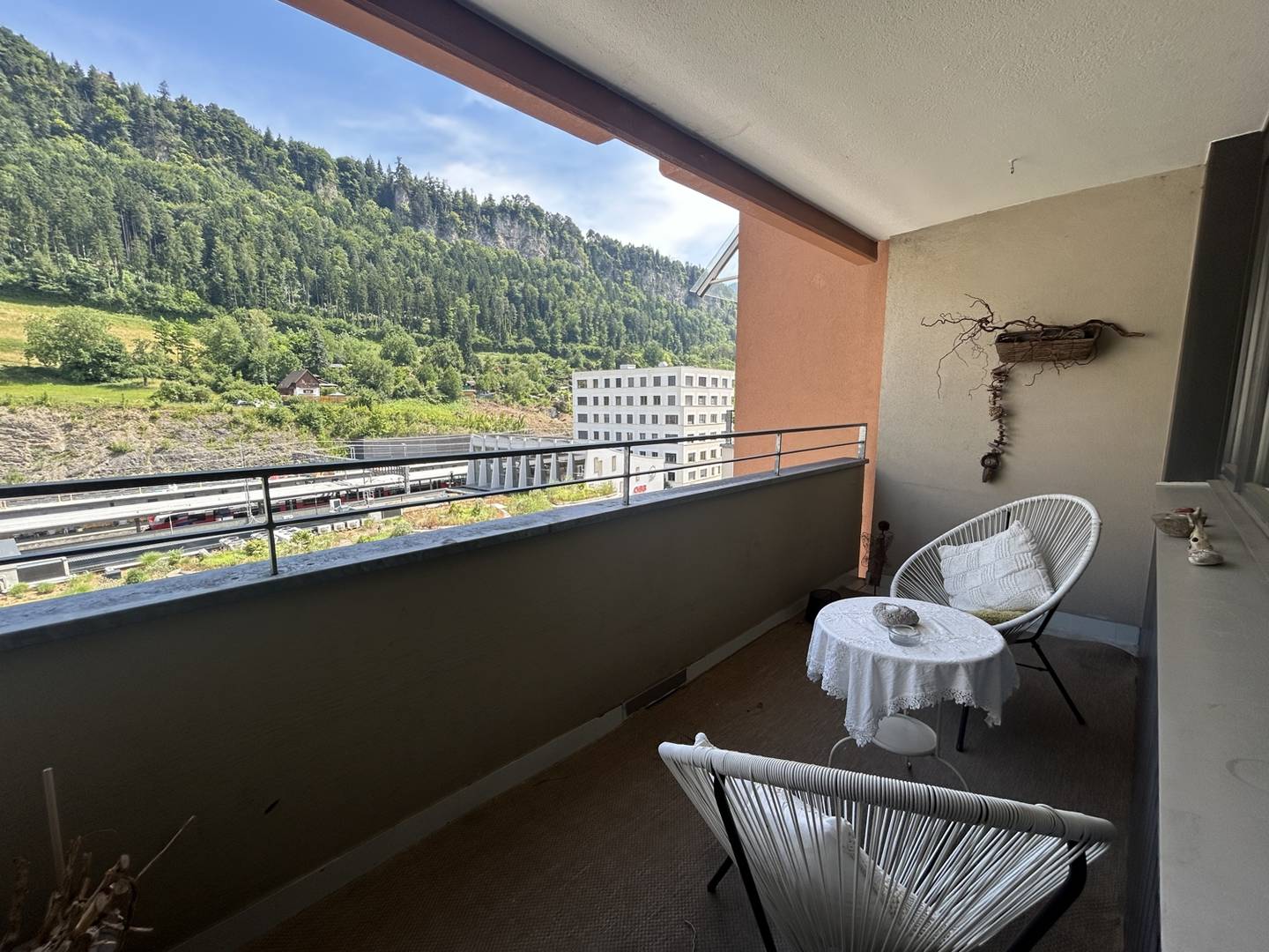 Spacious 3 room apartment with balconies and elevator in central location