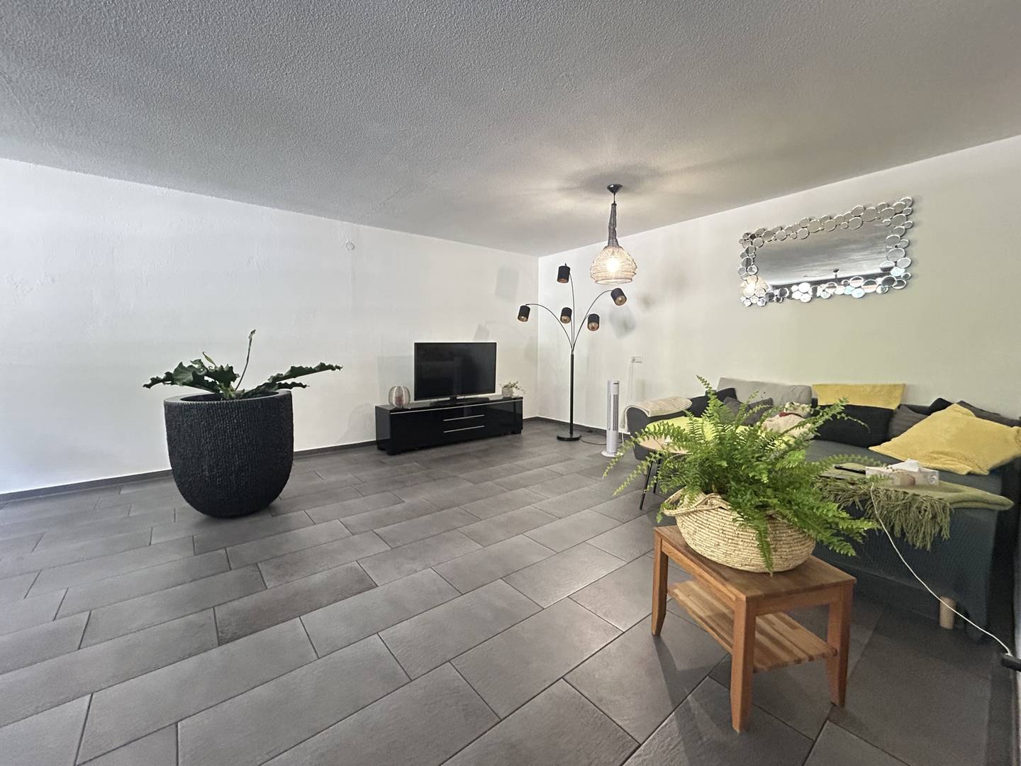 Spacious 3 room apartment with balconies and elevator in central location