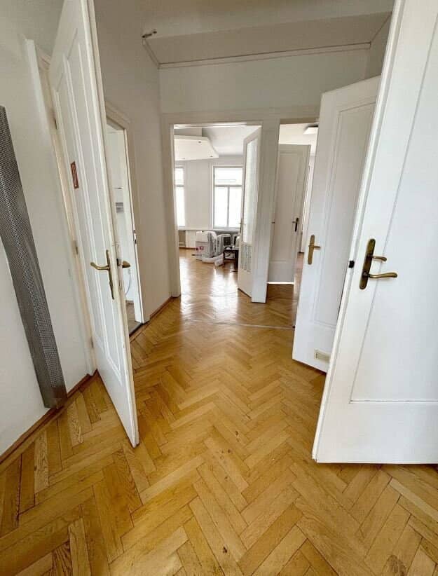 Repräsentatives Altbaubüro mit Parkett und Lift in zentraler Lage